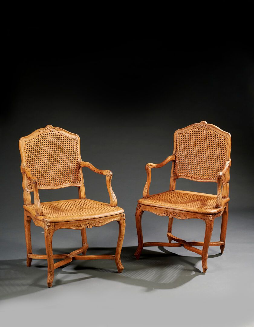 Null Paire de fauteuils Régence en bois naturel mouluré et sculpté de feuillages&hellip;
