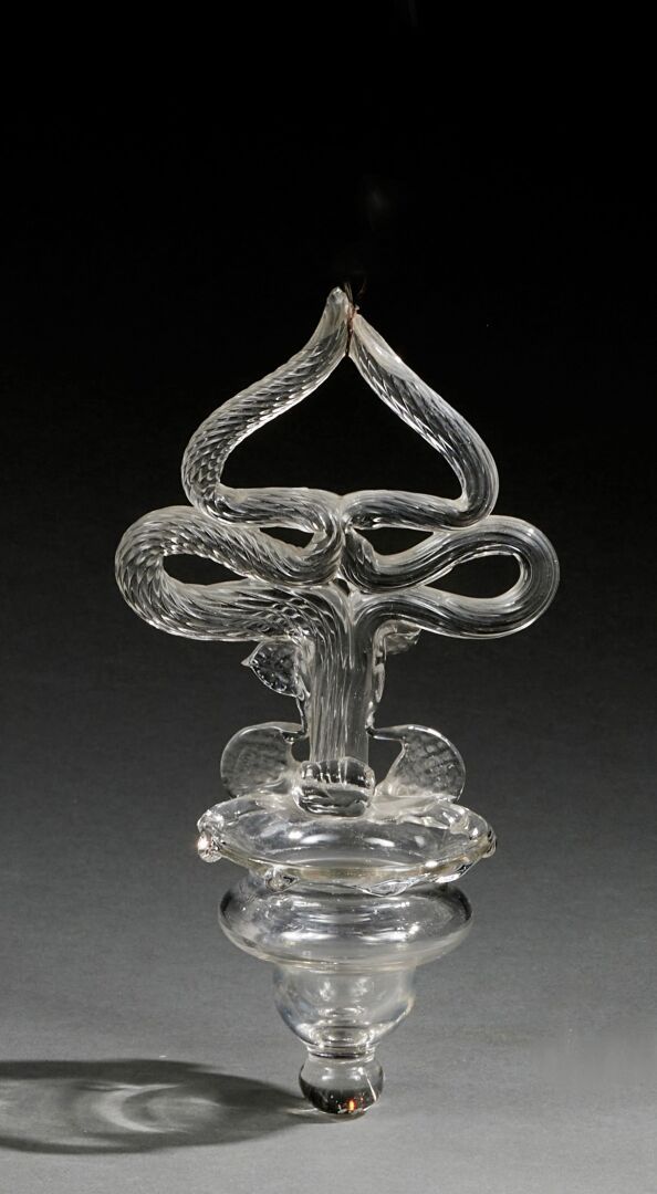 Null Bénitier de chevet en verre translucide pincé 
XVIIIème siècle 
Haut. 20 cm&hellip;