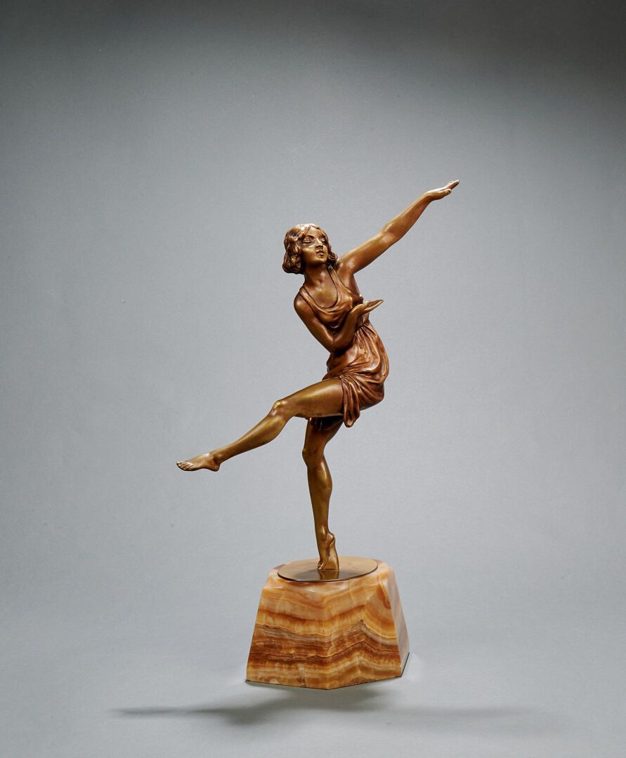 Null 皮埃尔-勒法盖斯（1892-1962） 
"舞者 "模型设计于 [1925-1930] 前后。
雕塑。
镀金青铜打样，衣服上有铜色阴影。
装饰艺术早期&hellip;