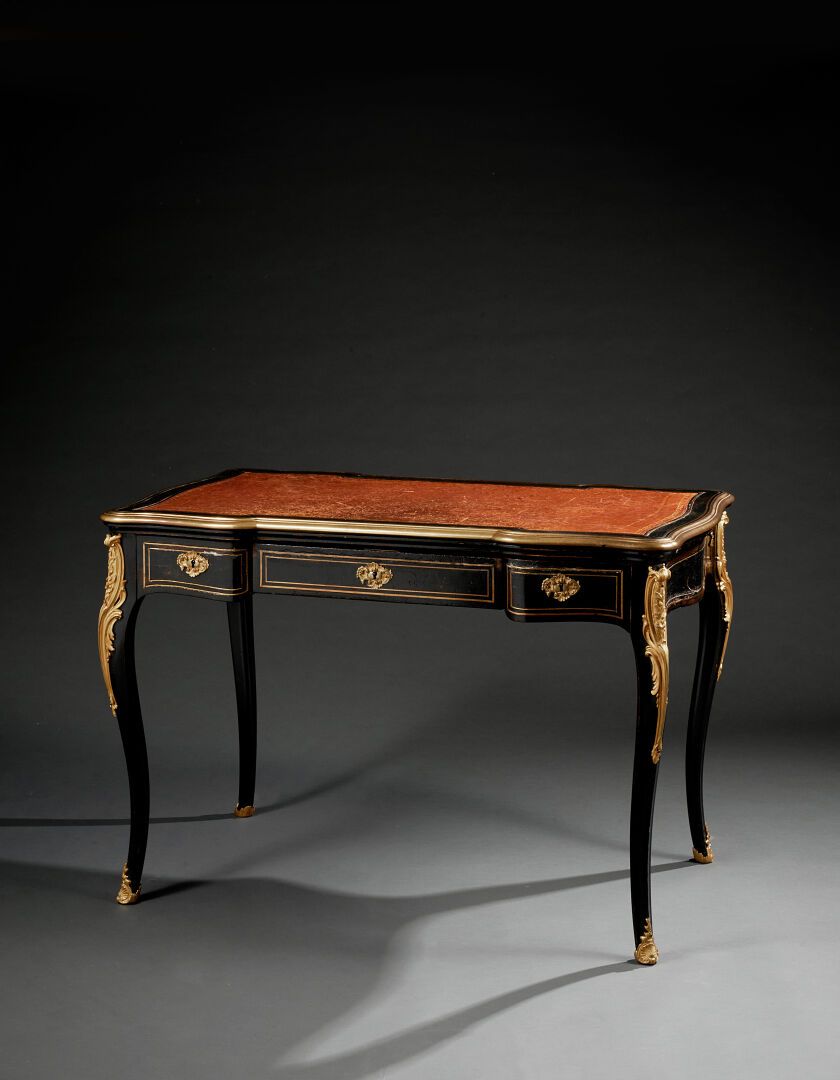 Null Bureau de style Louis XV en bois noirci et filets de laiton, piétement mouv&hellip;