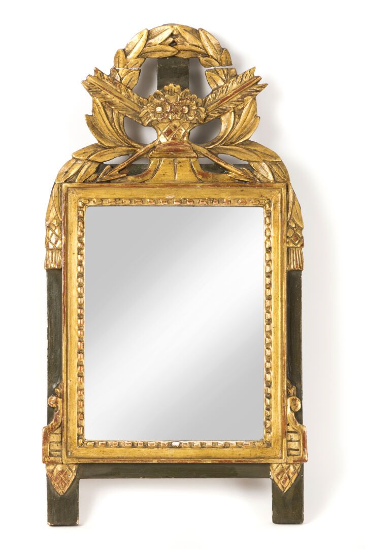 Null Petit miroir en bois sculpté patiné et doré souligné d'une frise de perles,&hellip;