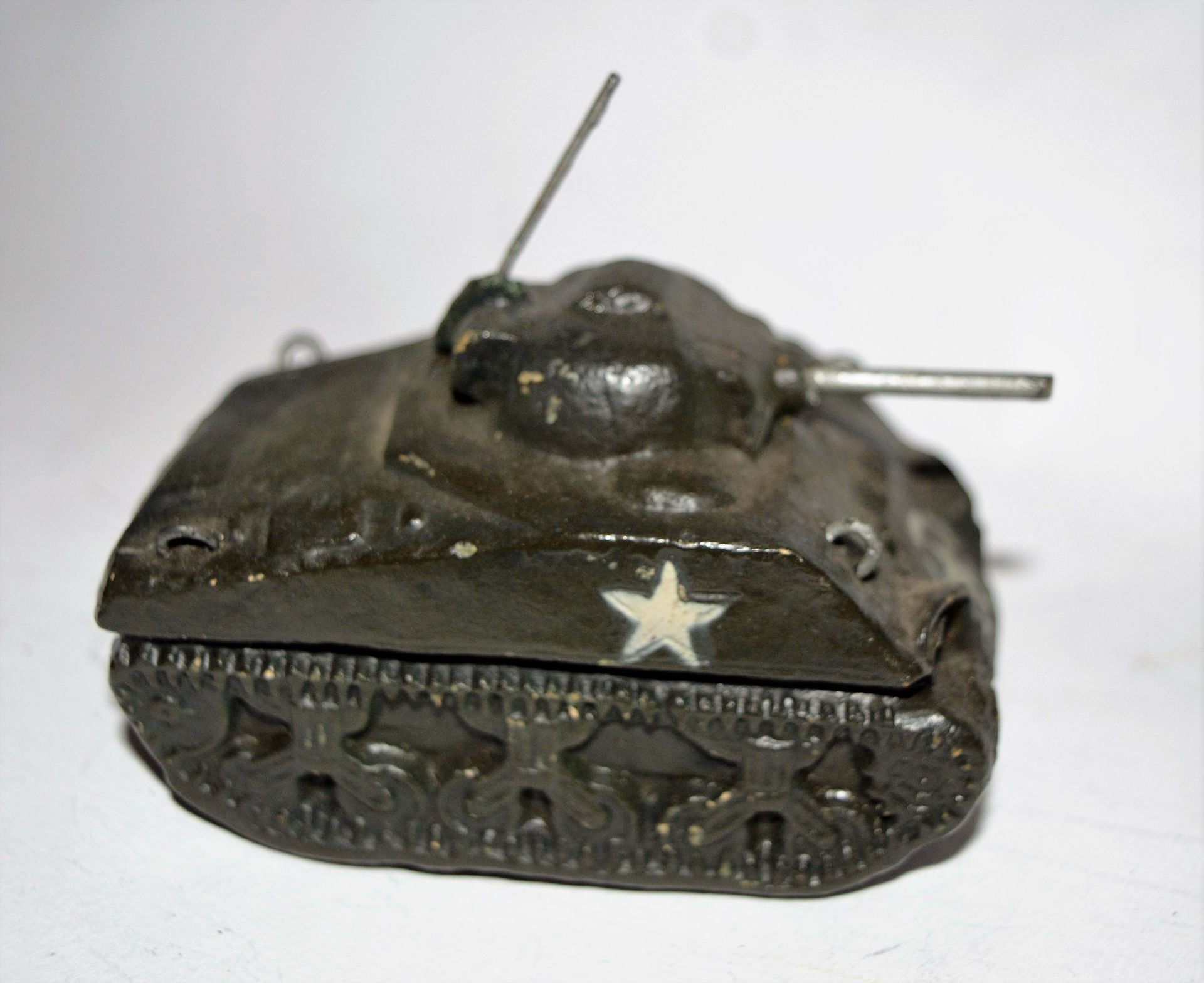 Null DURSO: carro armato americano "Sherman". Lunghezza: 8 cm. Condizioni molto &hellip;