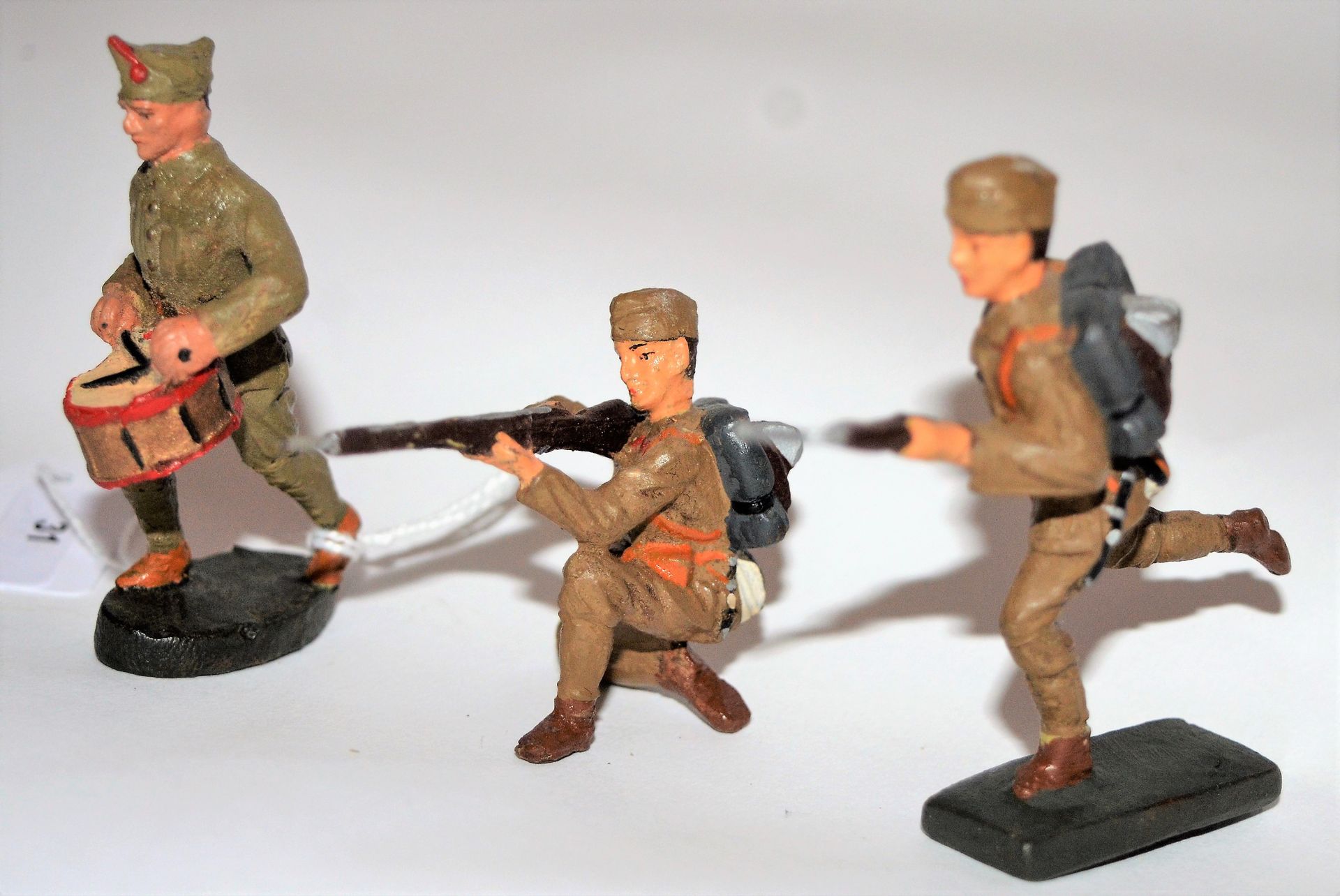 Null LINEOL(2)ELASTOLIN(1): 西班牙，3名弗朗基斯士兵在行动：一个用鼓敲打冲锋号（Elastolin），另一个用枪冲锋，最后一个单膝跪&hellip;