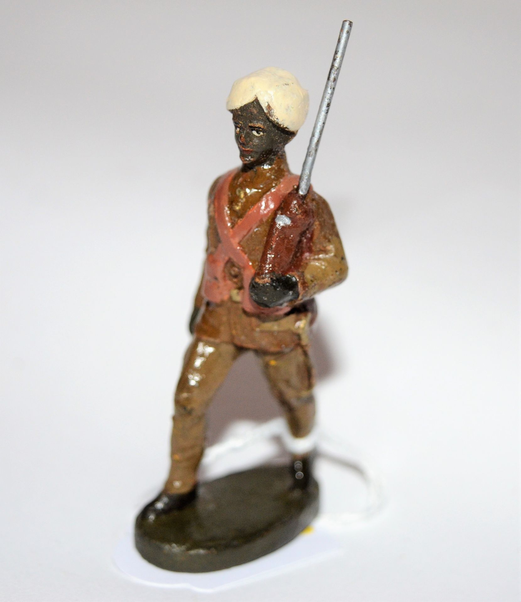 Null ELASTOLIN: 1 soldat Hindou de l'empire Britannique défilant. Très bon état.