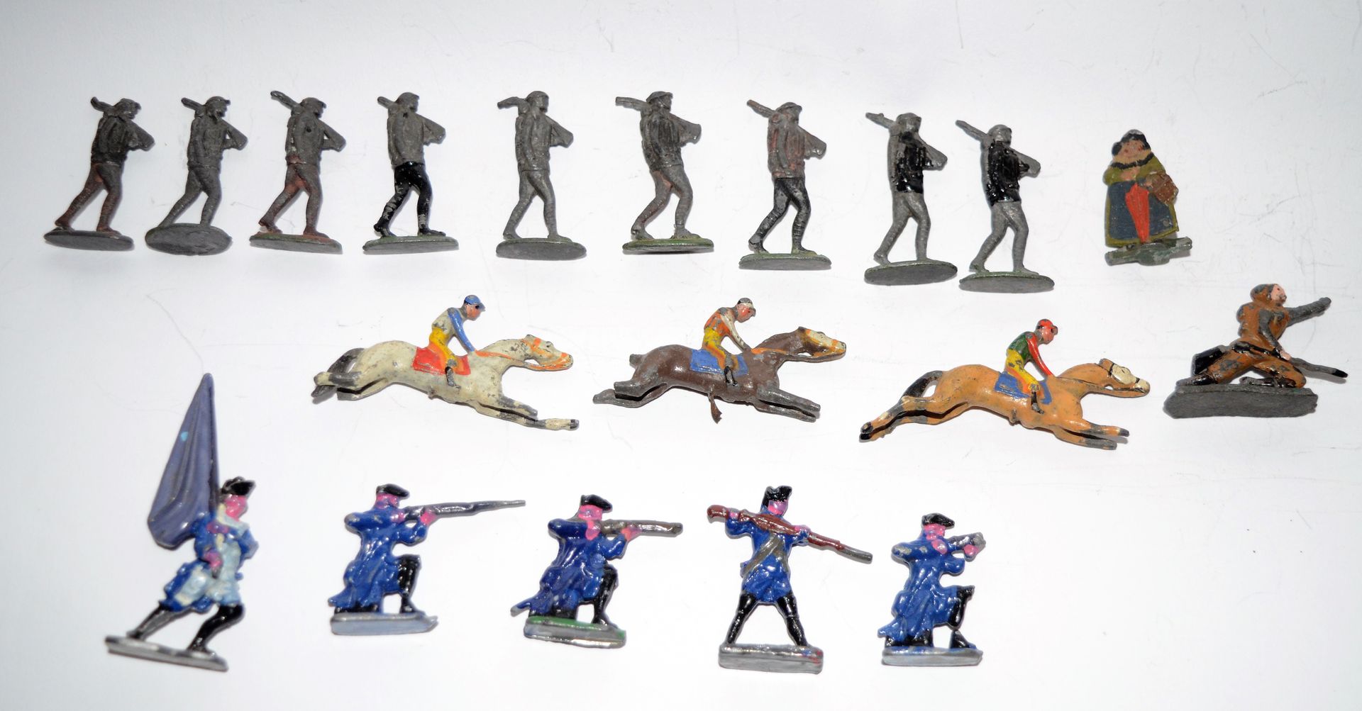 Null Flat and semi round metal figures: 19 figures including 3 jockeys in Heyde &hellip;