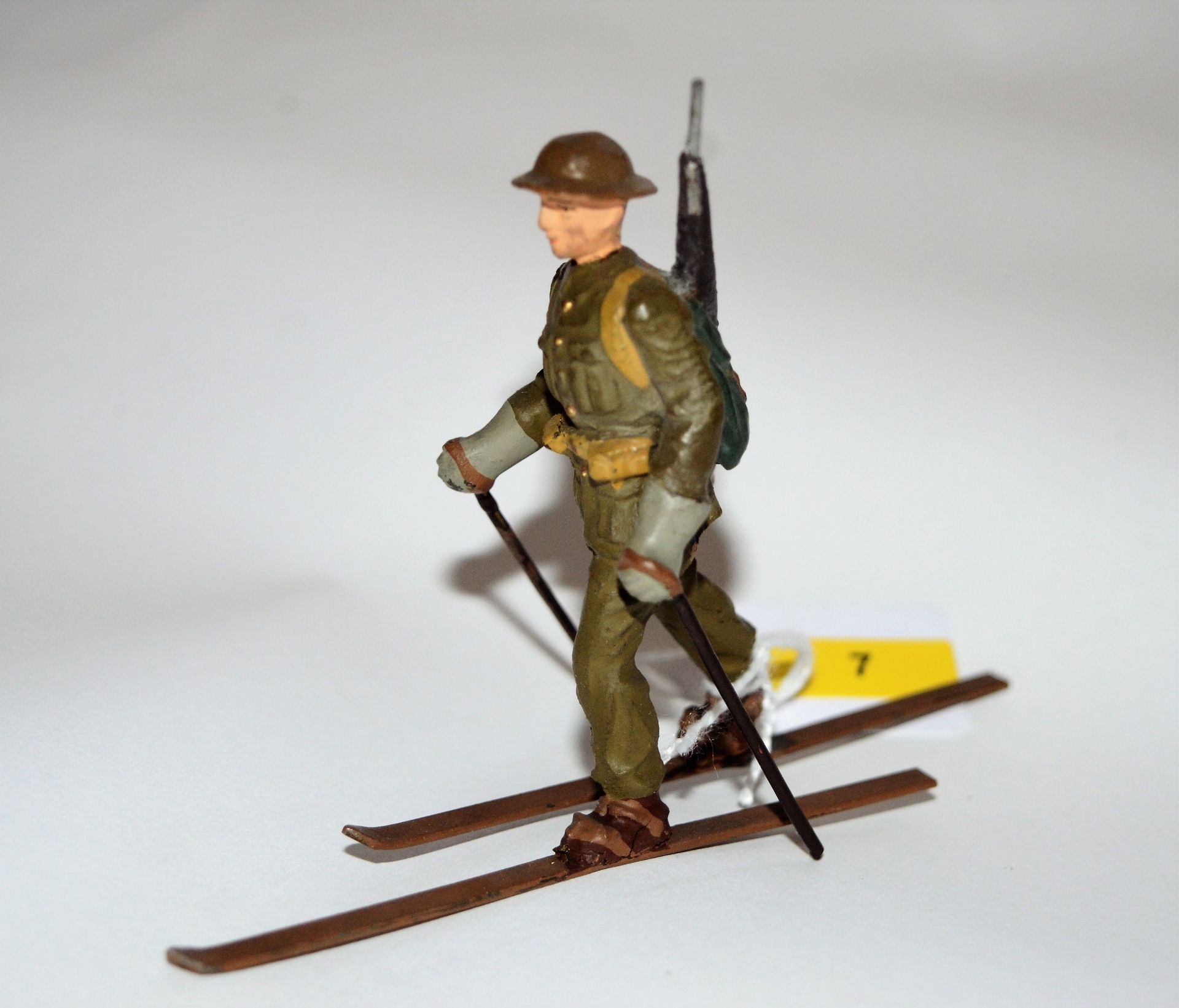 Null LINEOL: Englischer Soldat auf Skiern. Höhe: 7 cm. Guter Zustand, selten.