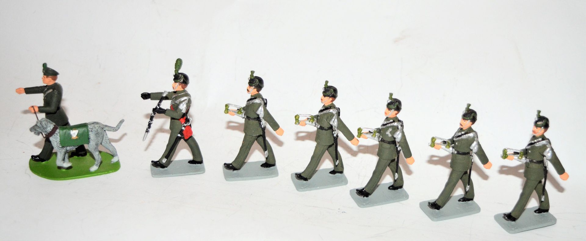 Null M. TABONY：爱尔兰：7名步兵在阅兵式上，带着团里的吉祥物狗。1990s.新的条件。