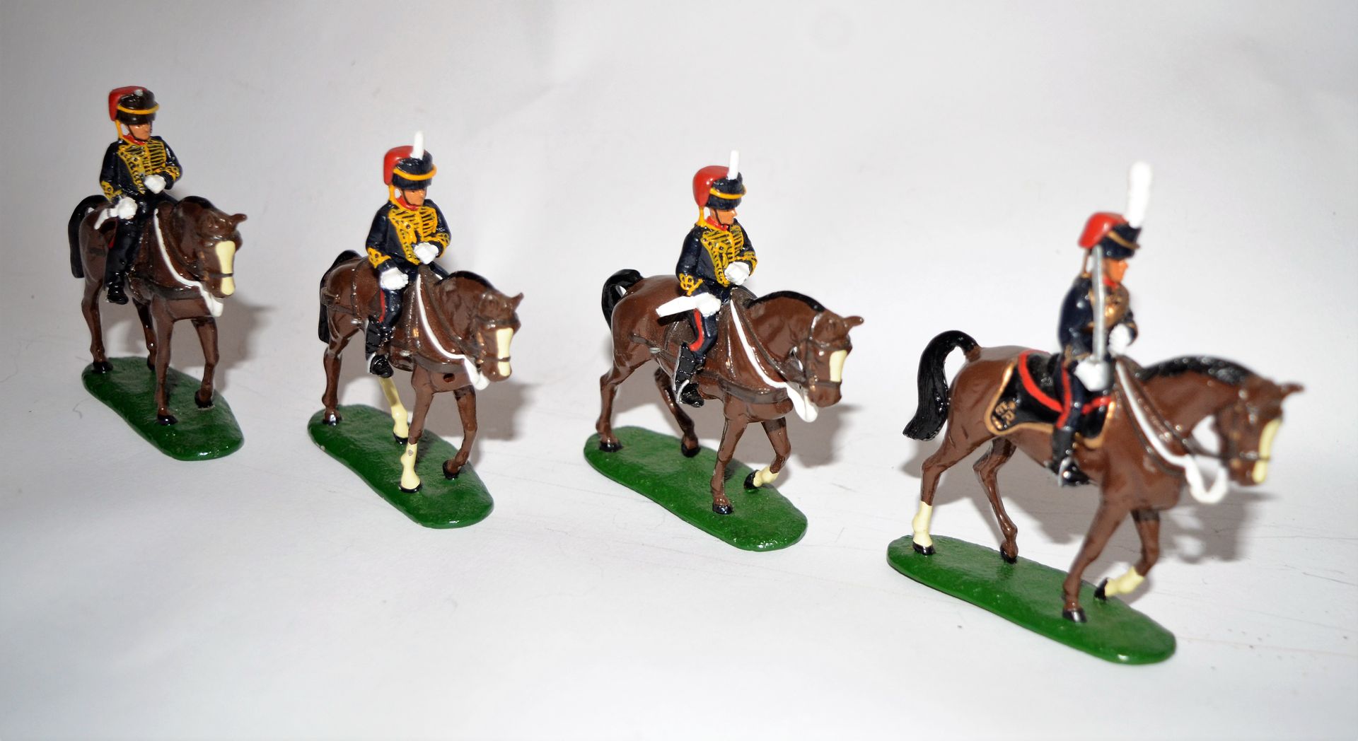 Null 现代BRITAINS：骑兵炮兵：3名骑手和1名军官。状况良好，在一个羽绒服上发生事故。