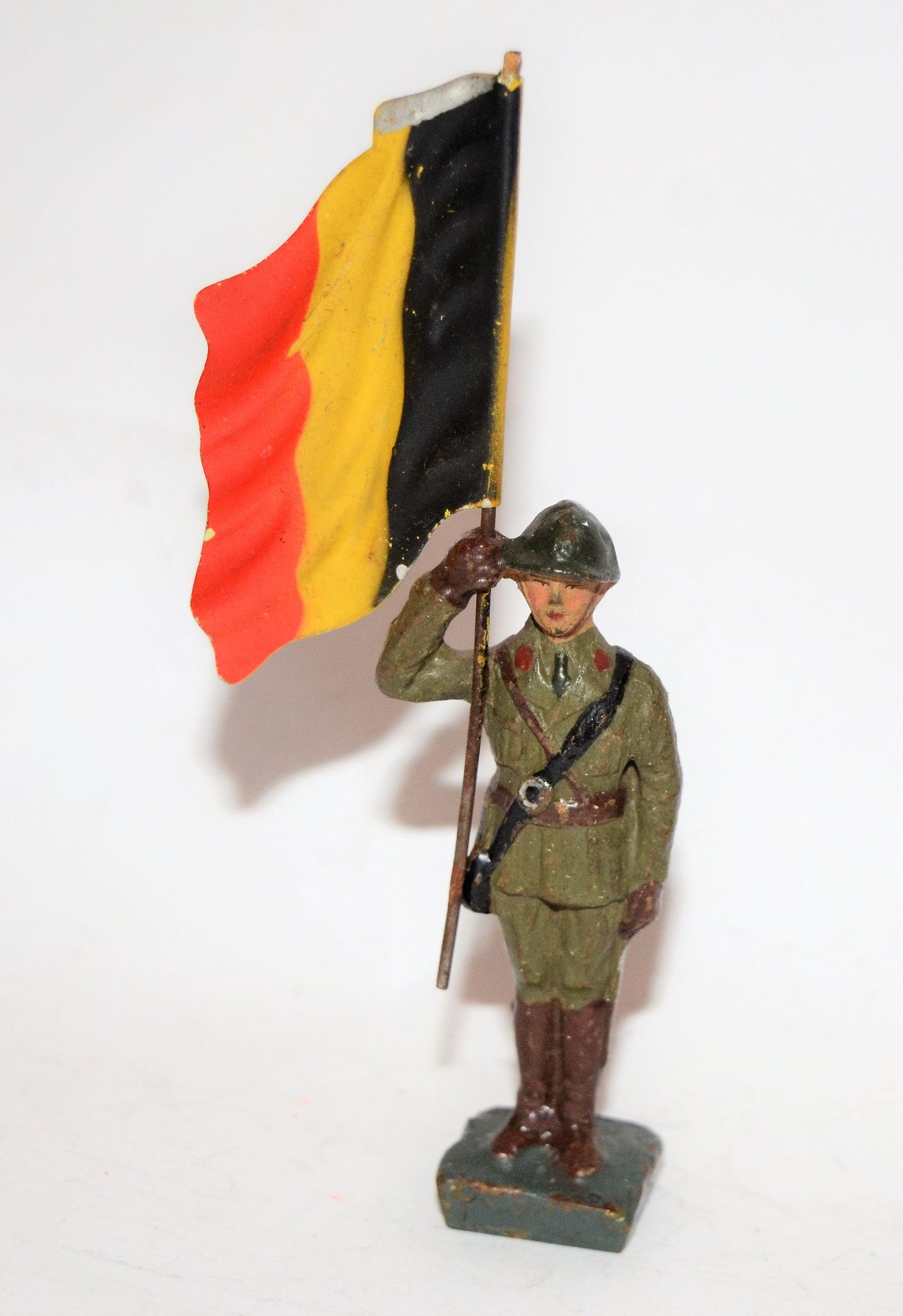 Null DURSO：比利时：一个士兵拿着一面旗子。状况非常好。