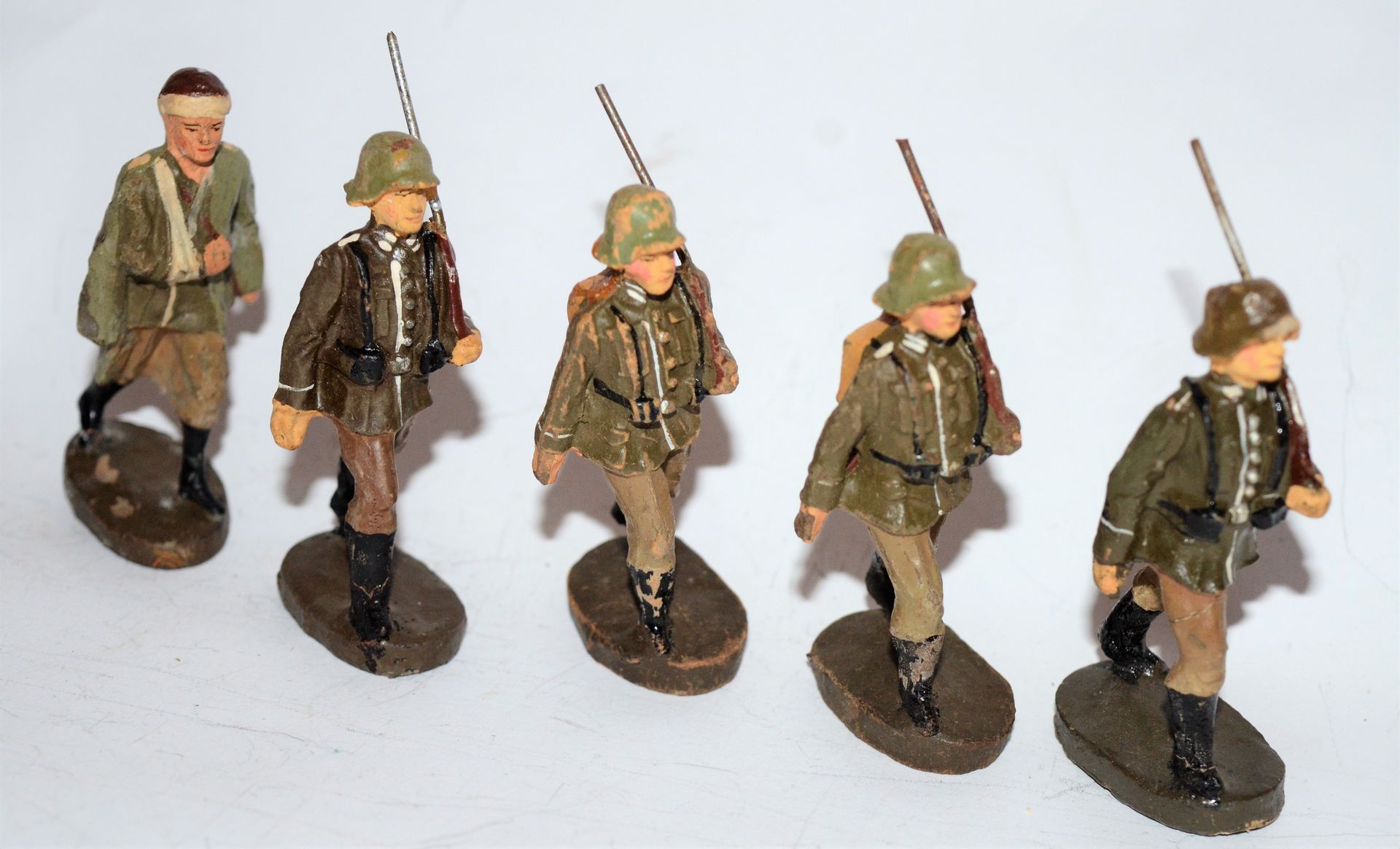Null ELASTOLIN (5): 4 soldiers on parade and one wounded. Good condition (accide&hellip;