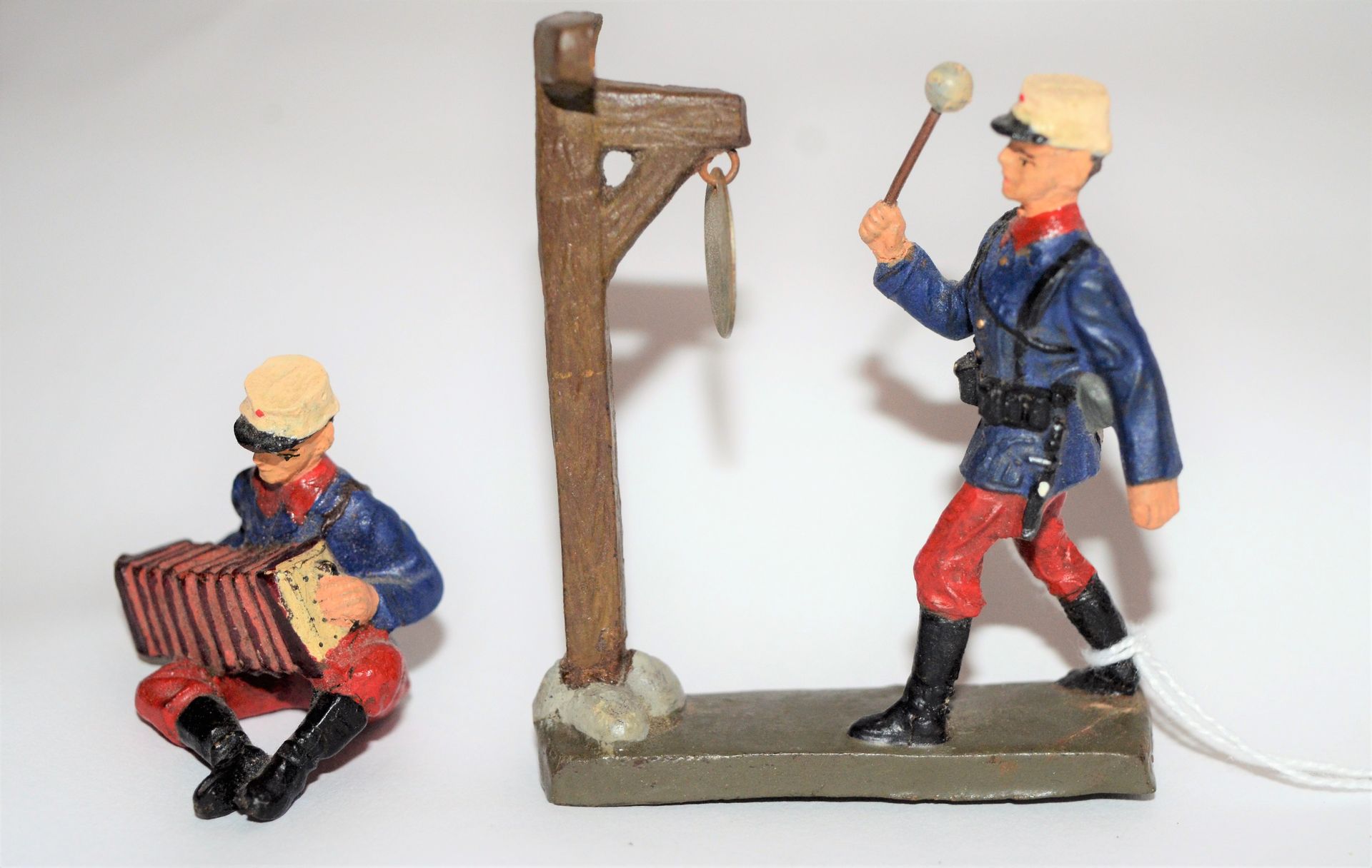 Null LINEOL：法国，2个军团成员：一个人坐着拉手风琴，另一个人吹响了风笛。