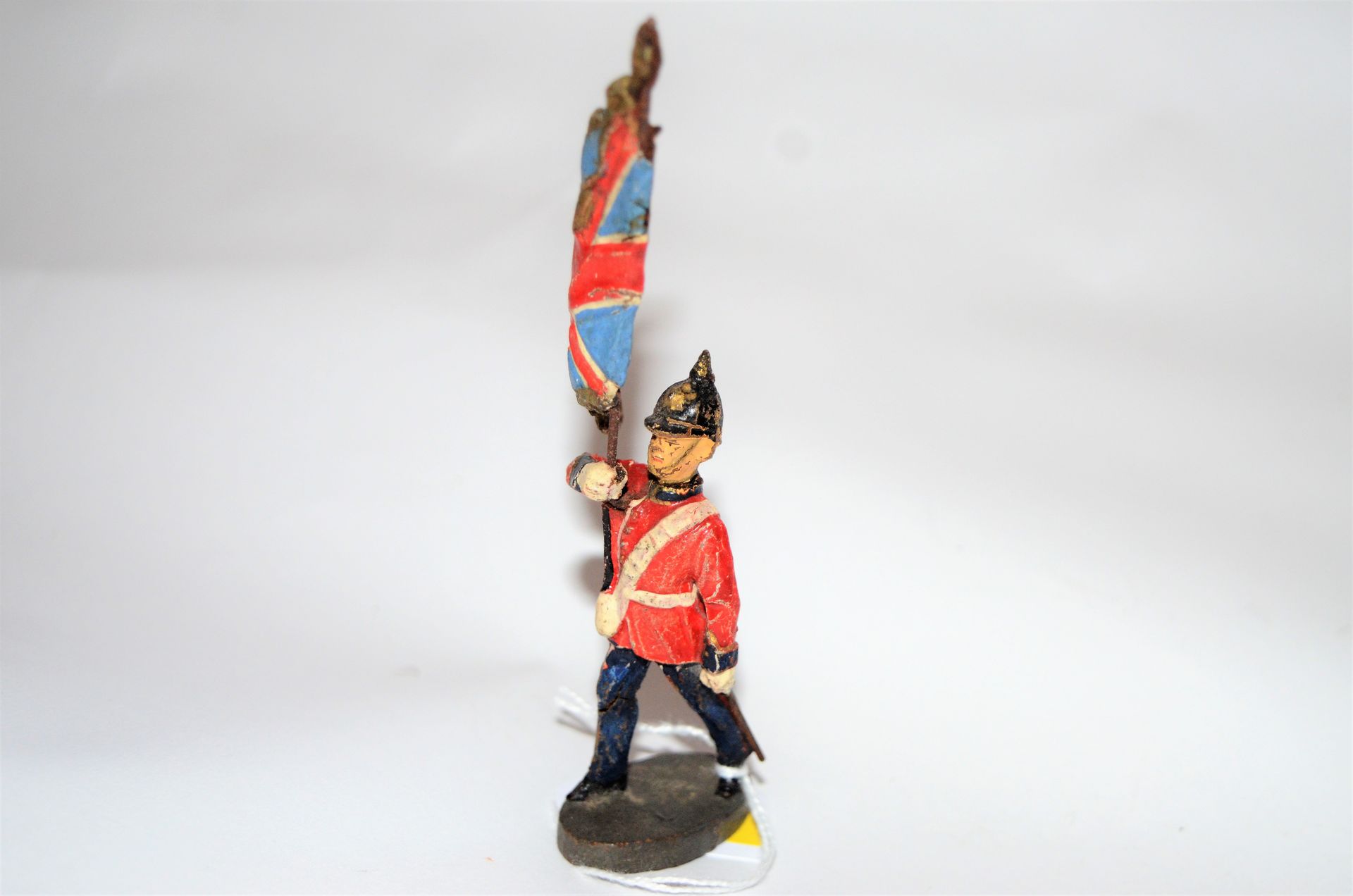 Null ELASTOLIN: Angleterre: porte drapeau de l'infanterie de ligne au pas. Drape&hellip;