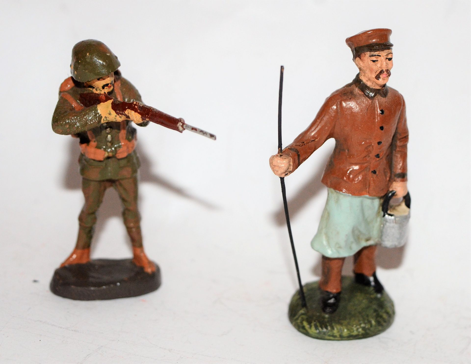 Null G.J (?): 2 figure asiatiche in composizione. Un soldato in divisa e un sold&hellip;