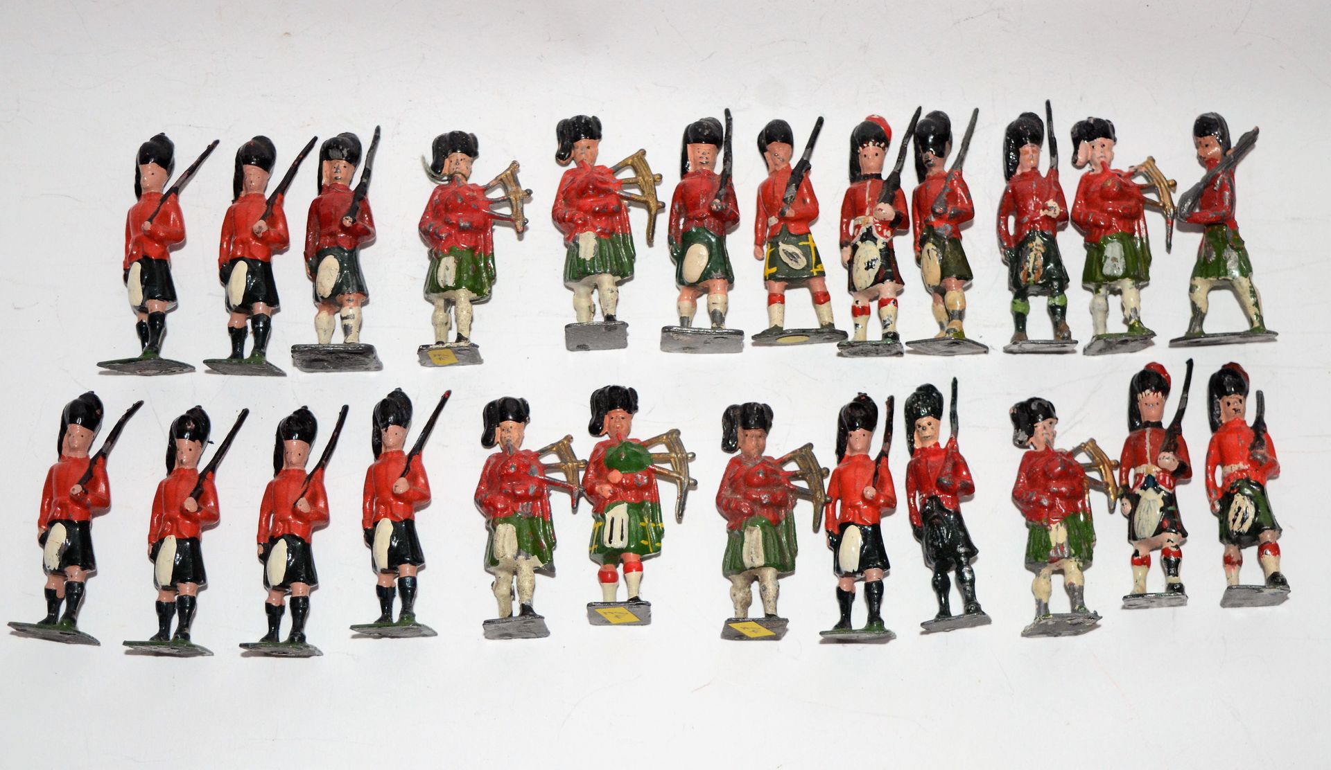 Null BRITAINS/CRESCENT and others: set of 24 Scottish soldiers on parade. Fair c&hellip;