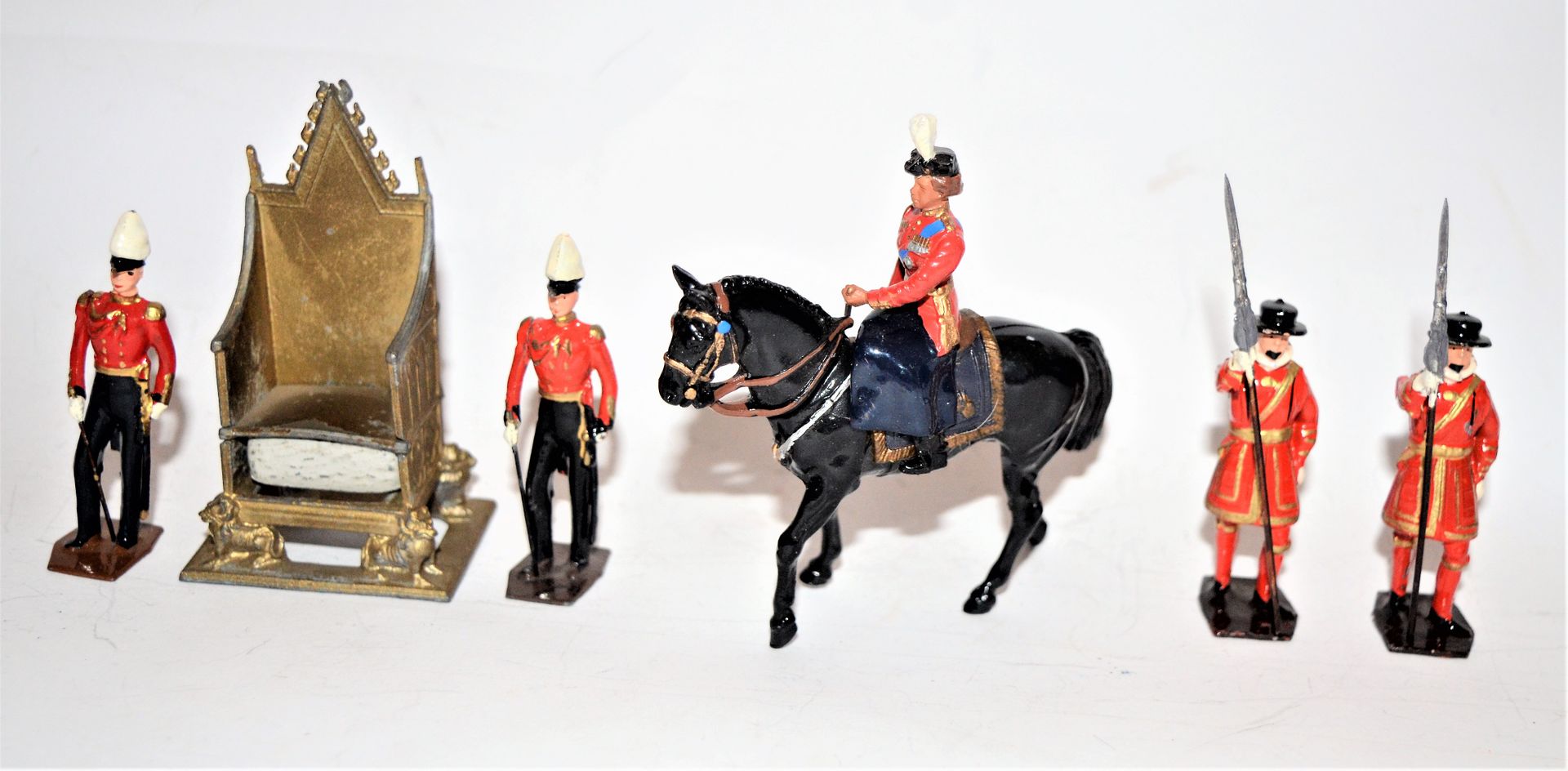 Null BRITAINS: Elisabeth II. Zu Pferd, 2 Yeoman, 2 Gentlemen in Uniformen und de&hellip;