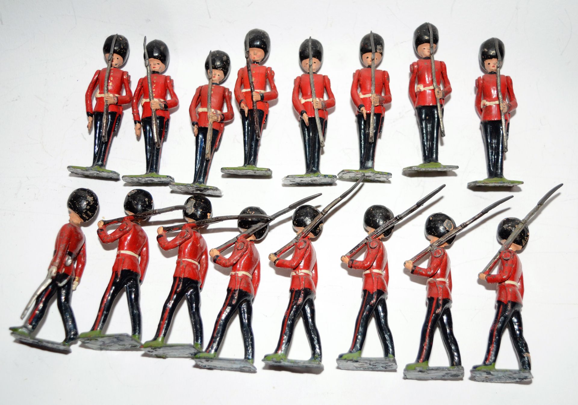 Null BRITAINS (16): Coldstream Guards: set 1515 "marching" (8) y set 205 "standi&hellip;