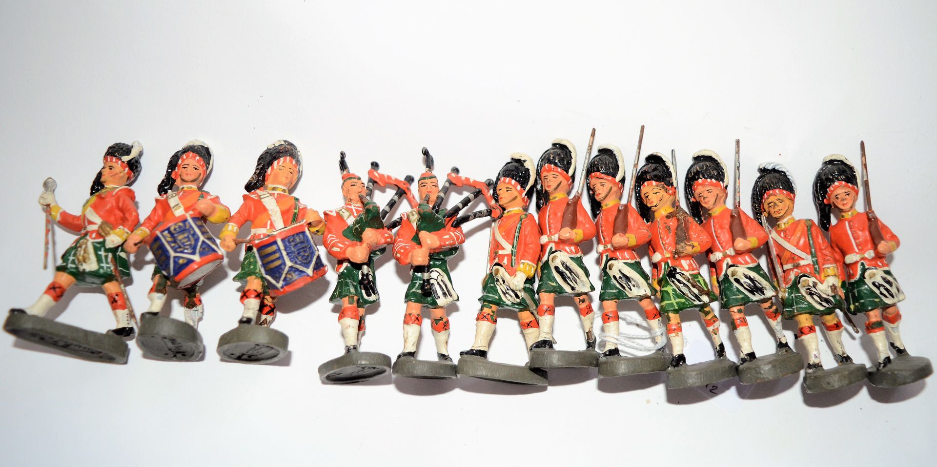 Null ELASTOLIN, circa 1960: 12 Scottish soldiers marching, series with metal bag&hellip;