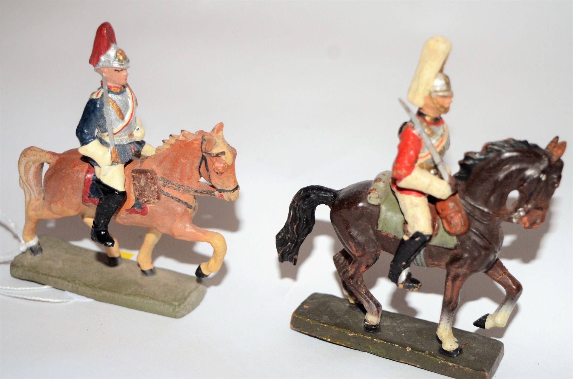 Null LINEOL: 1 horse guards

ELASTOLIN: 1 royal horse guards

Très bon états.