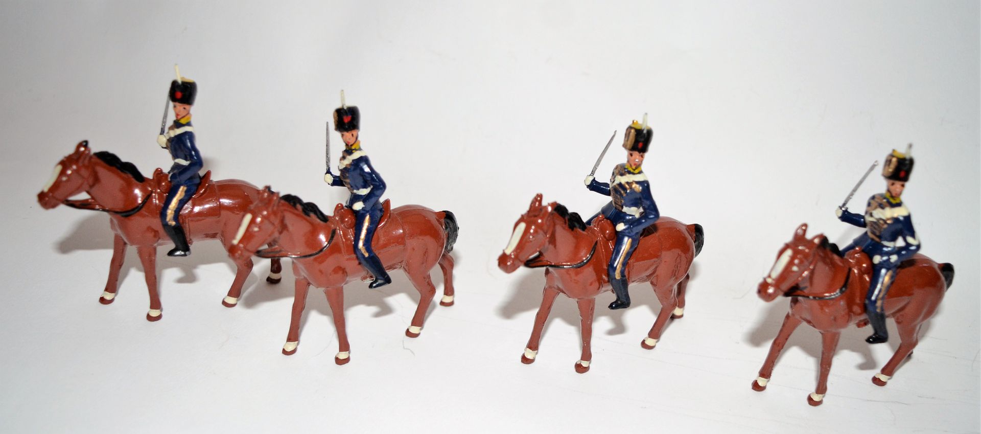 Null Royaume Uni: 3 cavaliers et 1 officier du 11ème Hussard. Bon état, années 8&hellip;