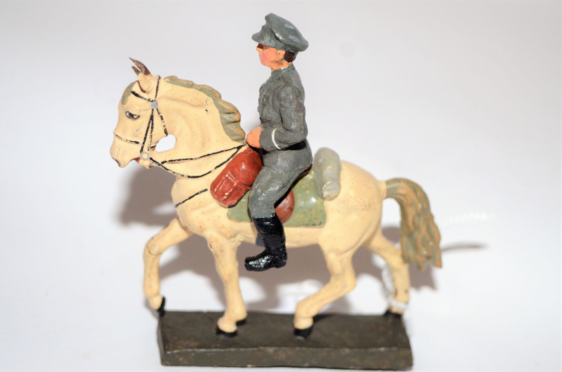 Null LINEOL: un ufficiale russo a cavallo. Raro. Discrete condizioni.