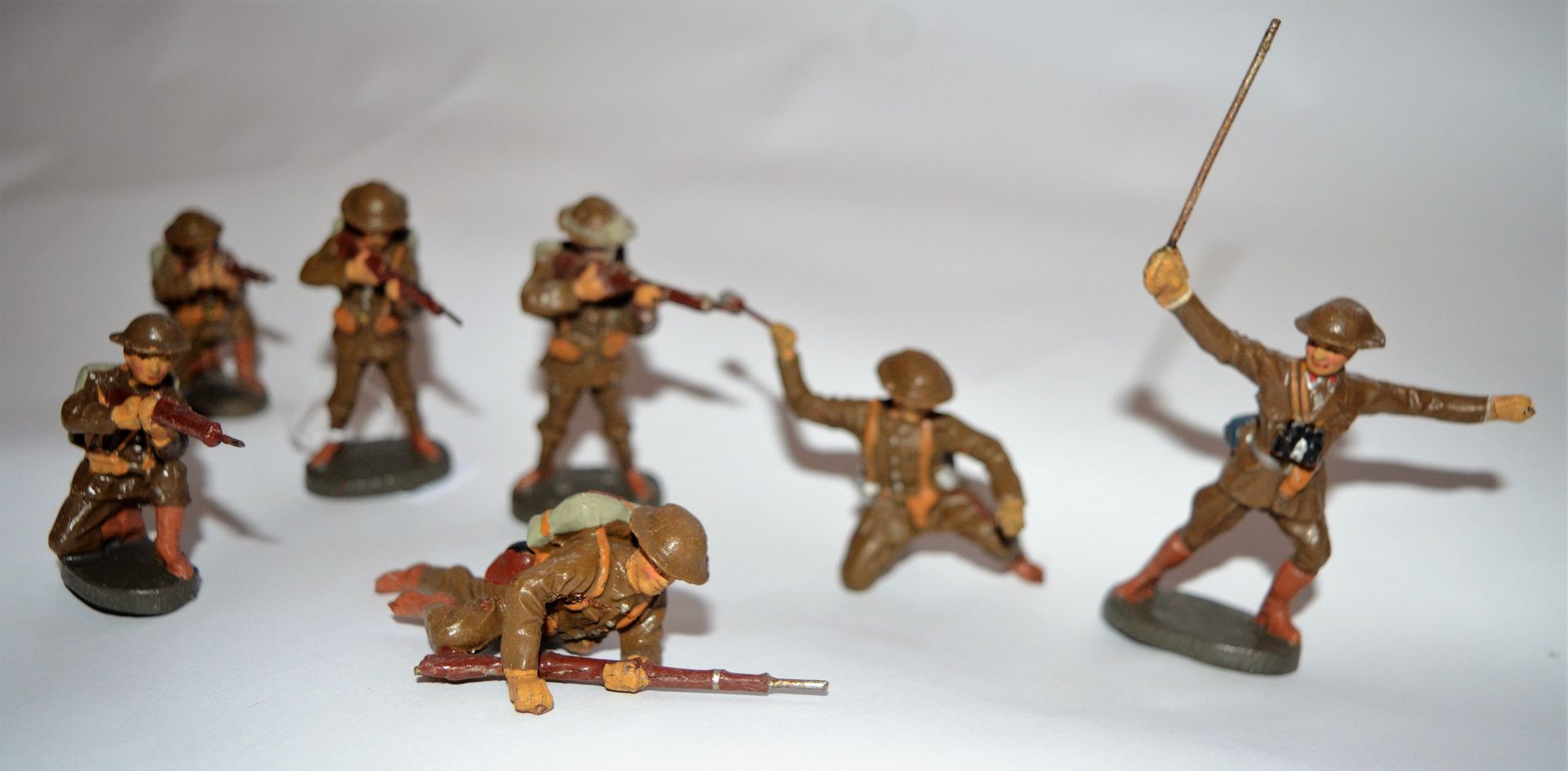 Null ELASTOLIN: England 7 soldiers at the fire. Good condition.