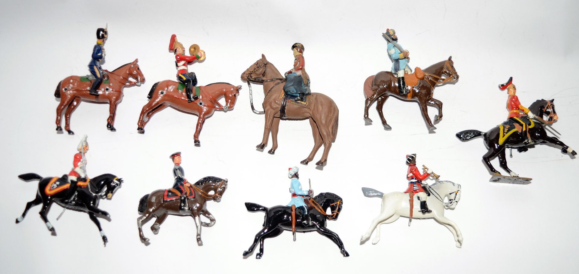 Null 英国制造：艺术人物：表现伊丽莎白女王2在马背上的阿马逊；帝国的7名骑士（一匹马上的事故）。喷漆的金属。