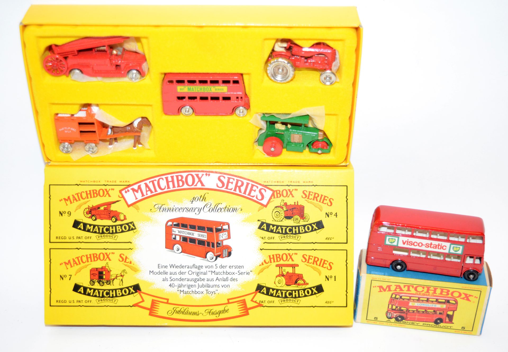 Null MATCHBOX "系列": 2盒

-1箱40周年纪念品，包括5辆汽车（巴士+第9、4、7和1号）。

- 1盒N. 5，包括 "伦敦巴士"。

8&hellip;