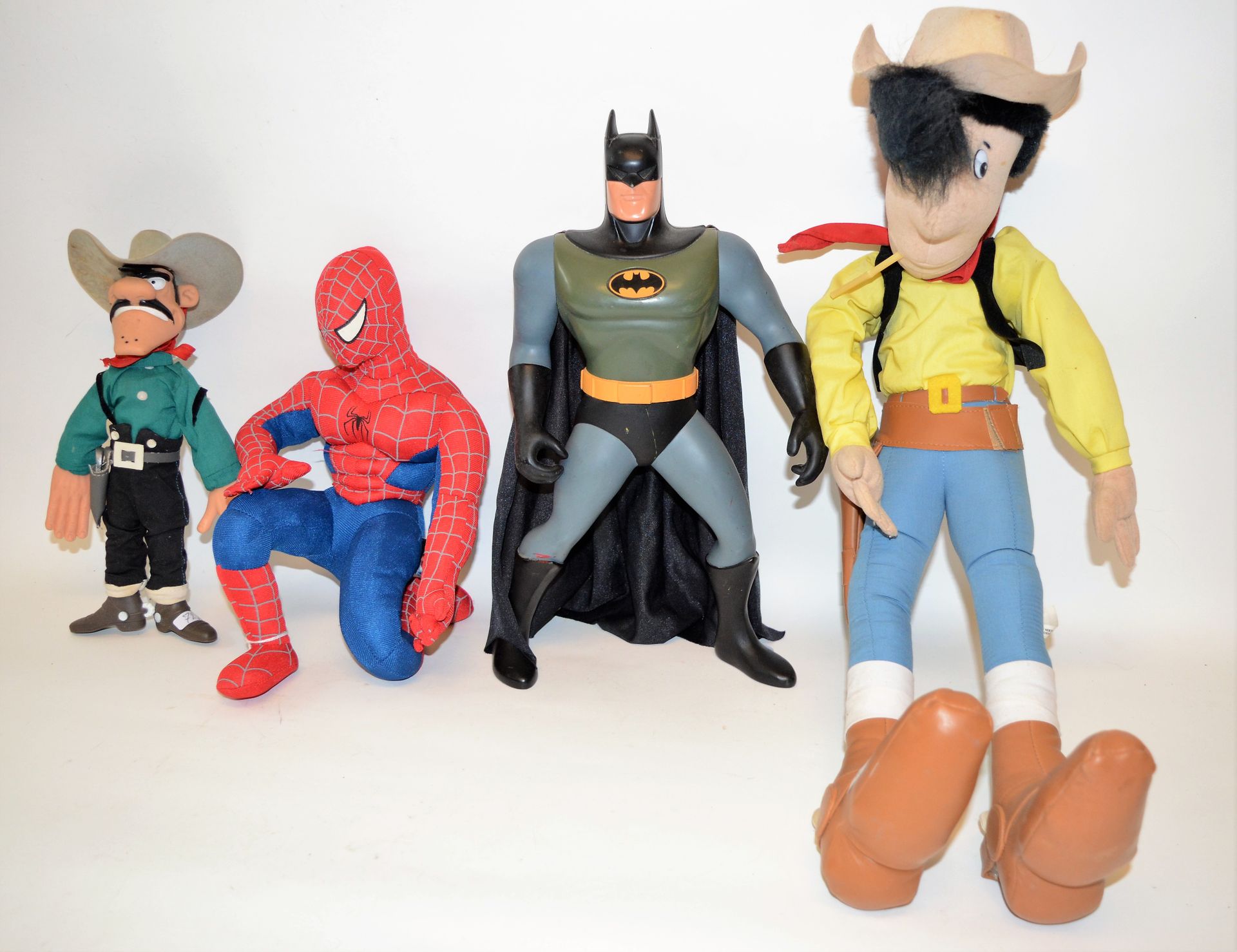 Null 一套4个Marvel/BD角色

- 蜘蛛侠玩偶毛绒玩具，30厘米

-蝙蝠侠》，肯纳公司出品，1994年，硬塑料，带织物斗篷，手臂可铰接，眼睛和躯干&hellip;