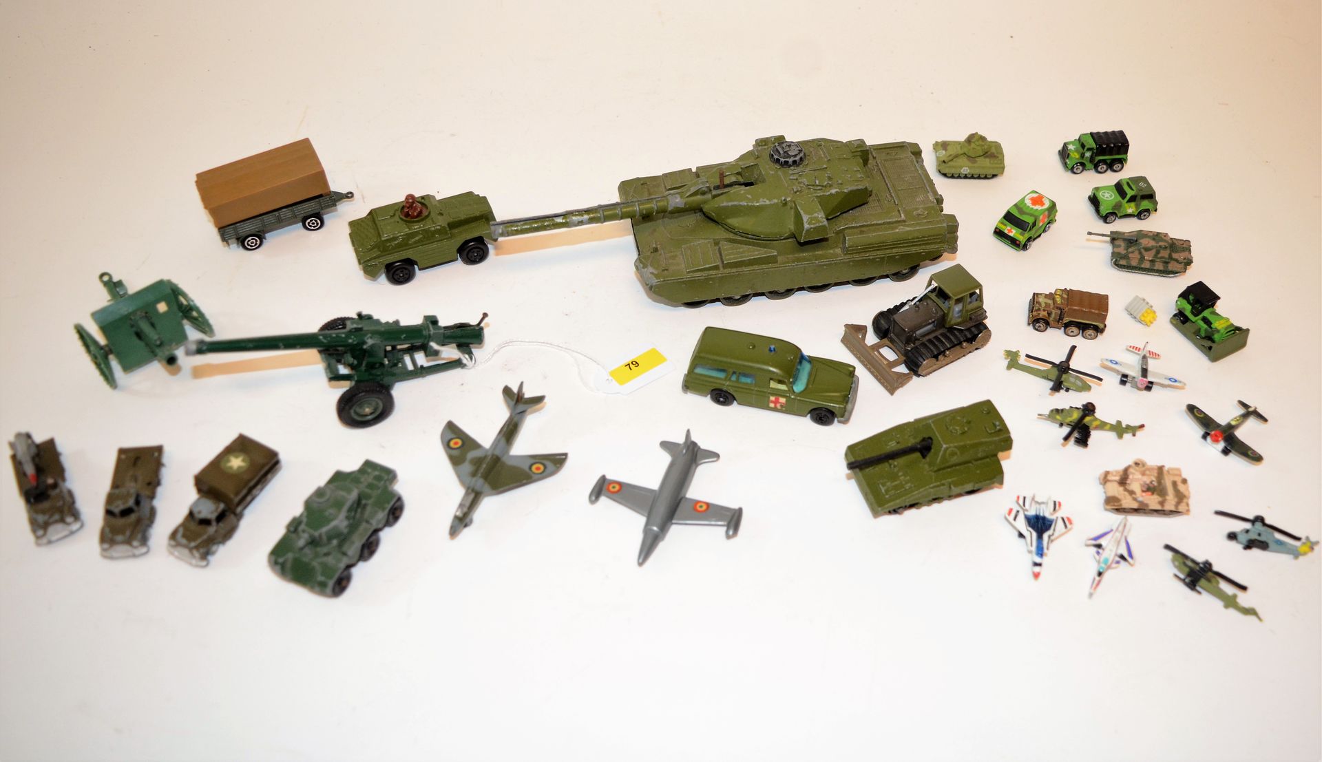 Null Set of military vehicles (Dinky, Majorette, Matchbox...) Used to good condi&hellip;