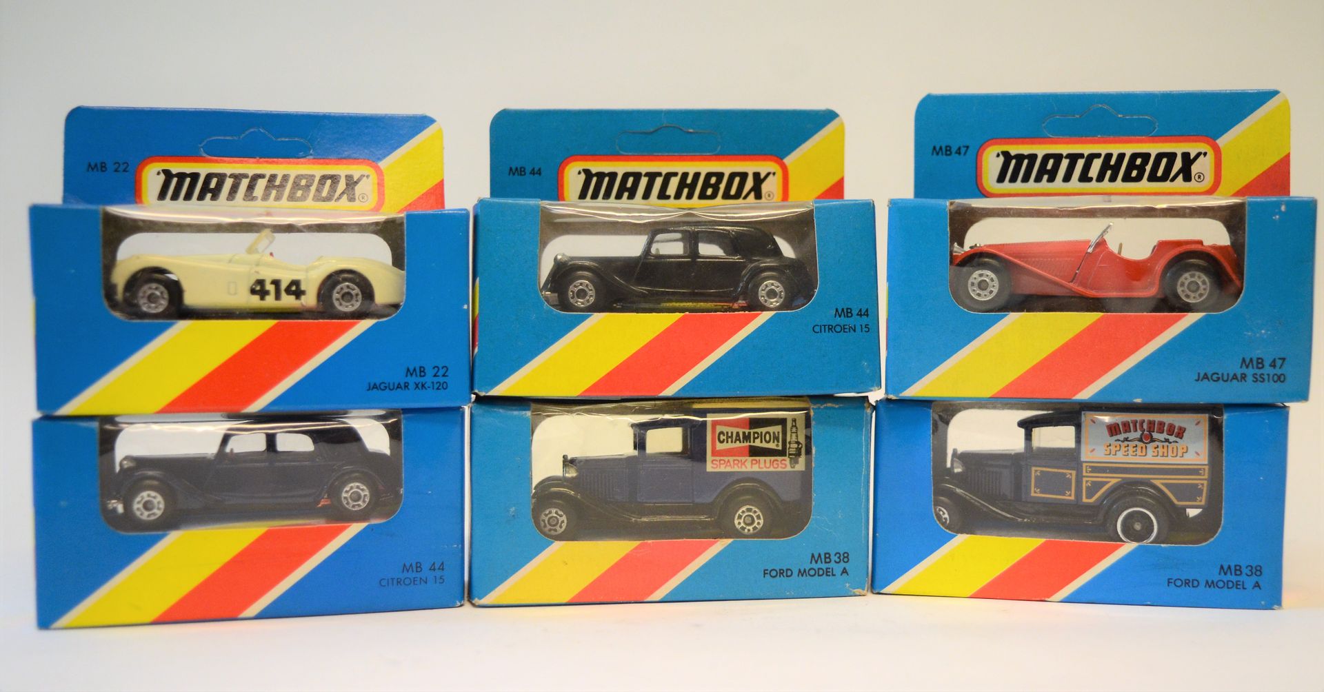 Null MATCHBOX: 6 new cars in original box (1981)

-MB 44 , 2 Citroen 15 (blue an&hellip;