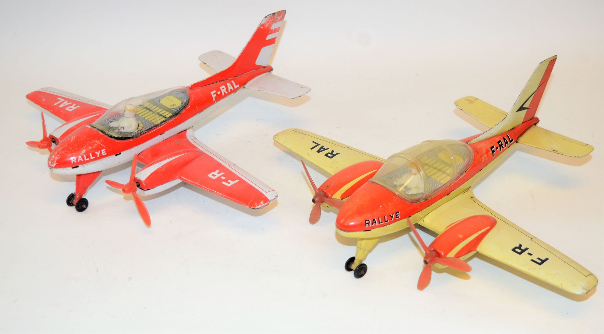 Null JOUSTRA: 2 Piper rally planes with friction. From the 60's. Length: 30 cm. &hellip;
