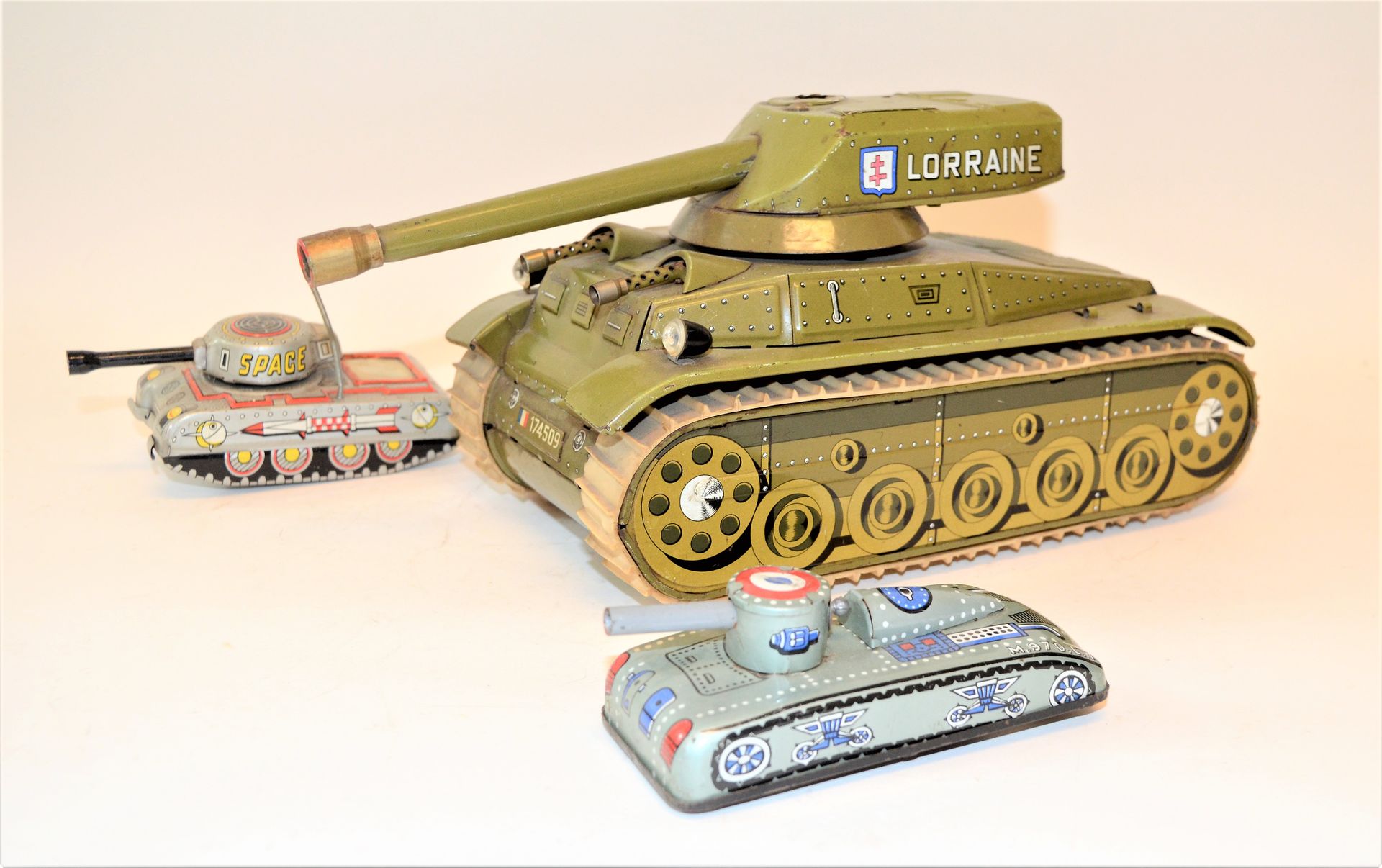 Null JOUSTRA: "Lorraine" tank in sheet metal. Battery operated. Length: 33 cm. I&hellip;