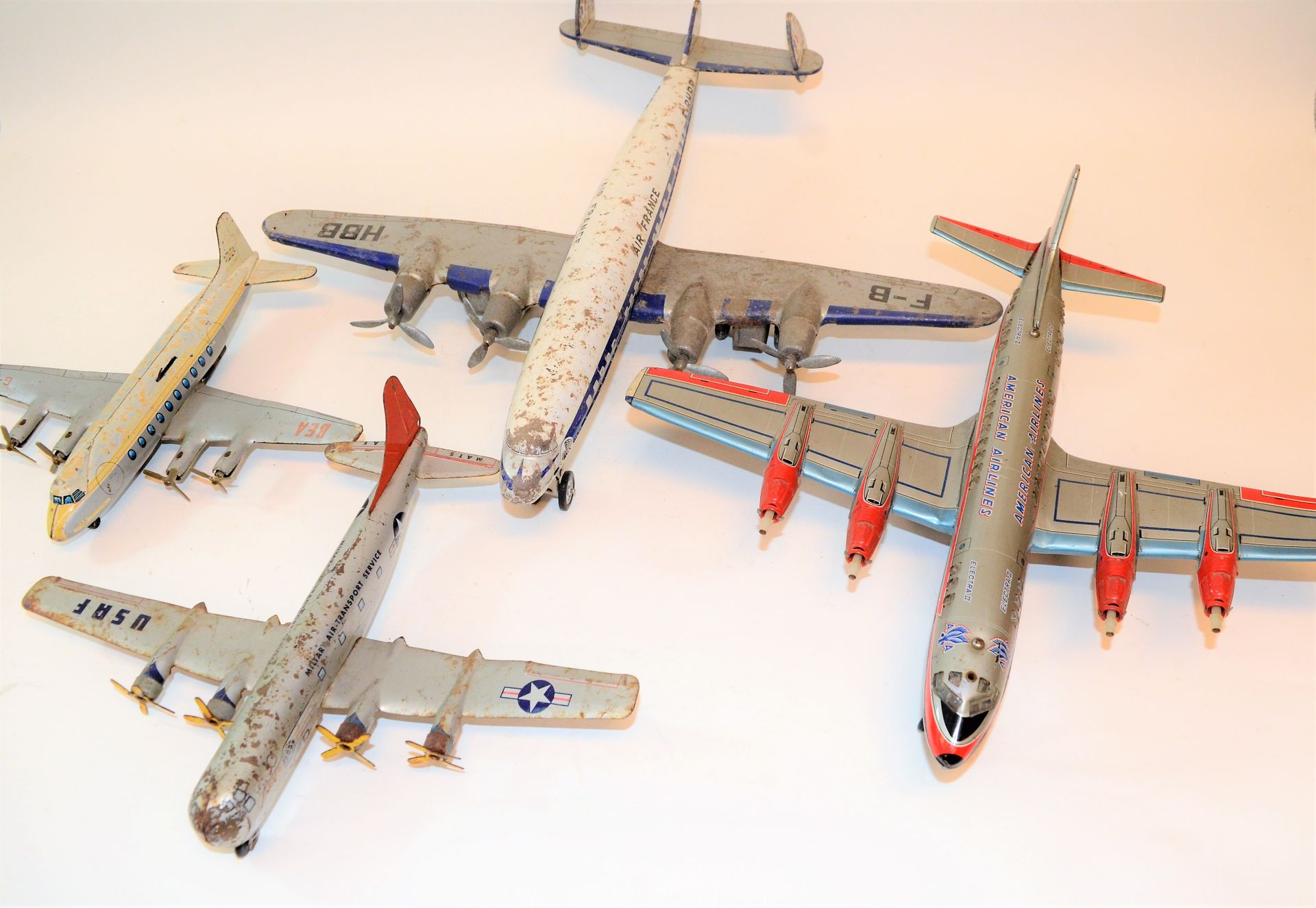 Null 4 avions à hélices en tôle:

-T.N Japan: "Electra II American Airlines" lon&hellip;