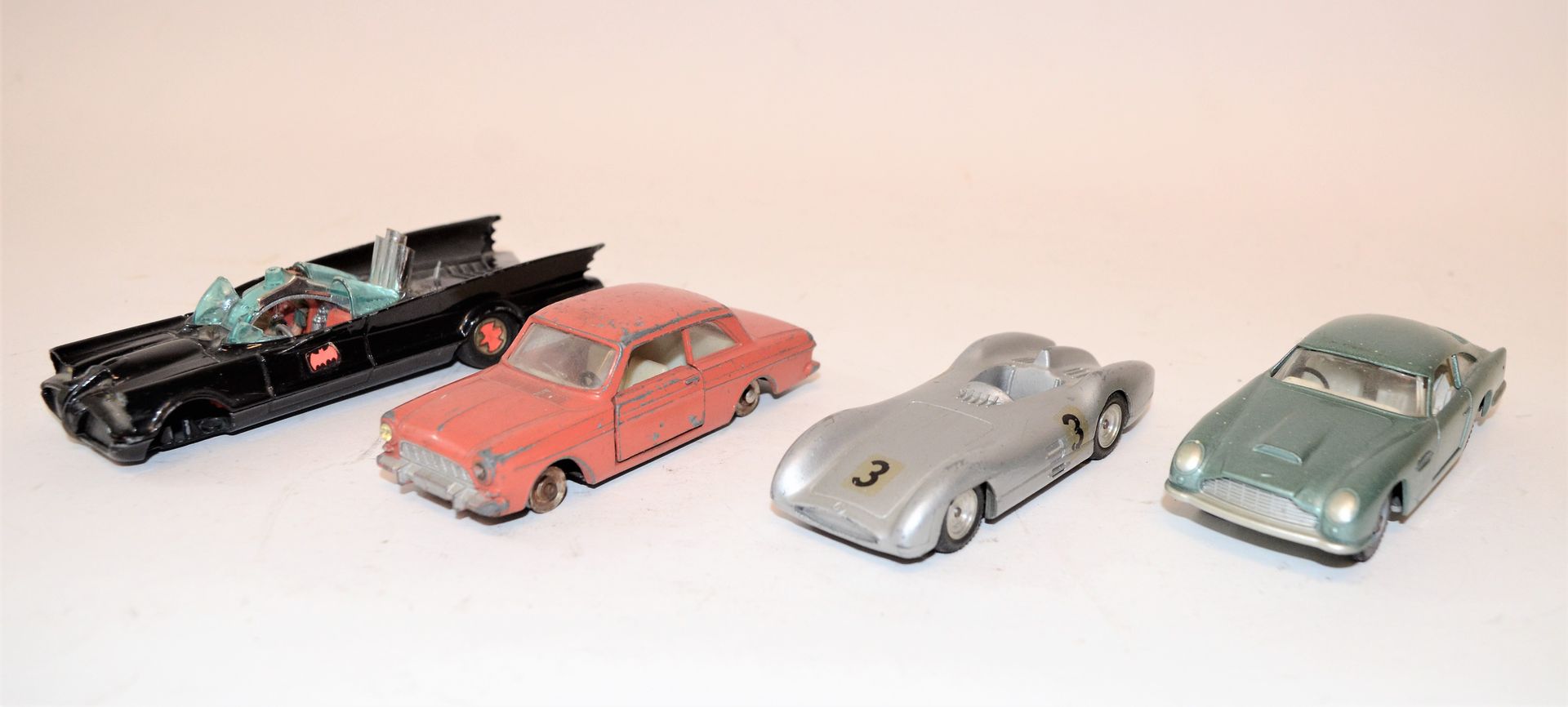 Null 4 cars in 1/43 scale:

-SOLIDO: Aston Martin DB5 Vantage

-DINKY TOYS: Taun&hellip;