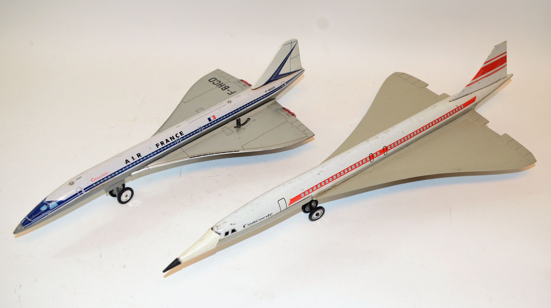 Null 协和飞机（2架）：一架是Joustra制造的（不完整），第二架注册为F-BHCD，状况相当好。电池操作。长度：59和45厘米。