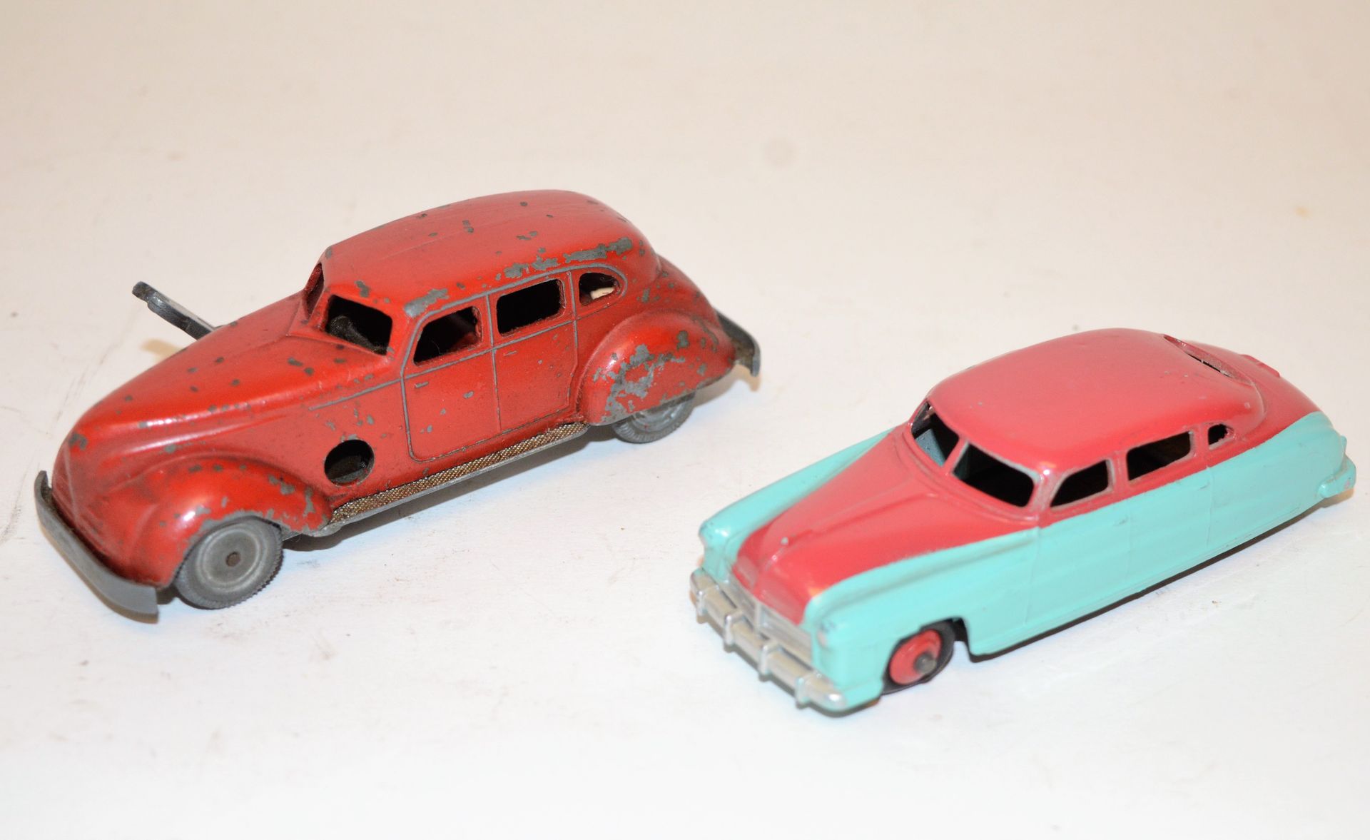 Null 2辆汽车：SOLIDO汽车，红色金属板，机械，带钥匙，30/40年代（芯片）；Dinky 171 Hudson轿车，2种色调（油漆中的芯片），长度：1&hellip;