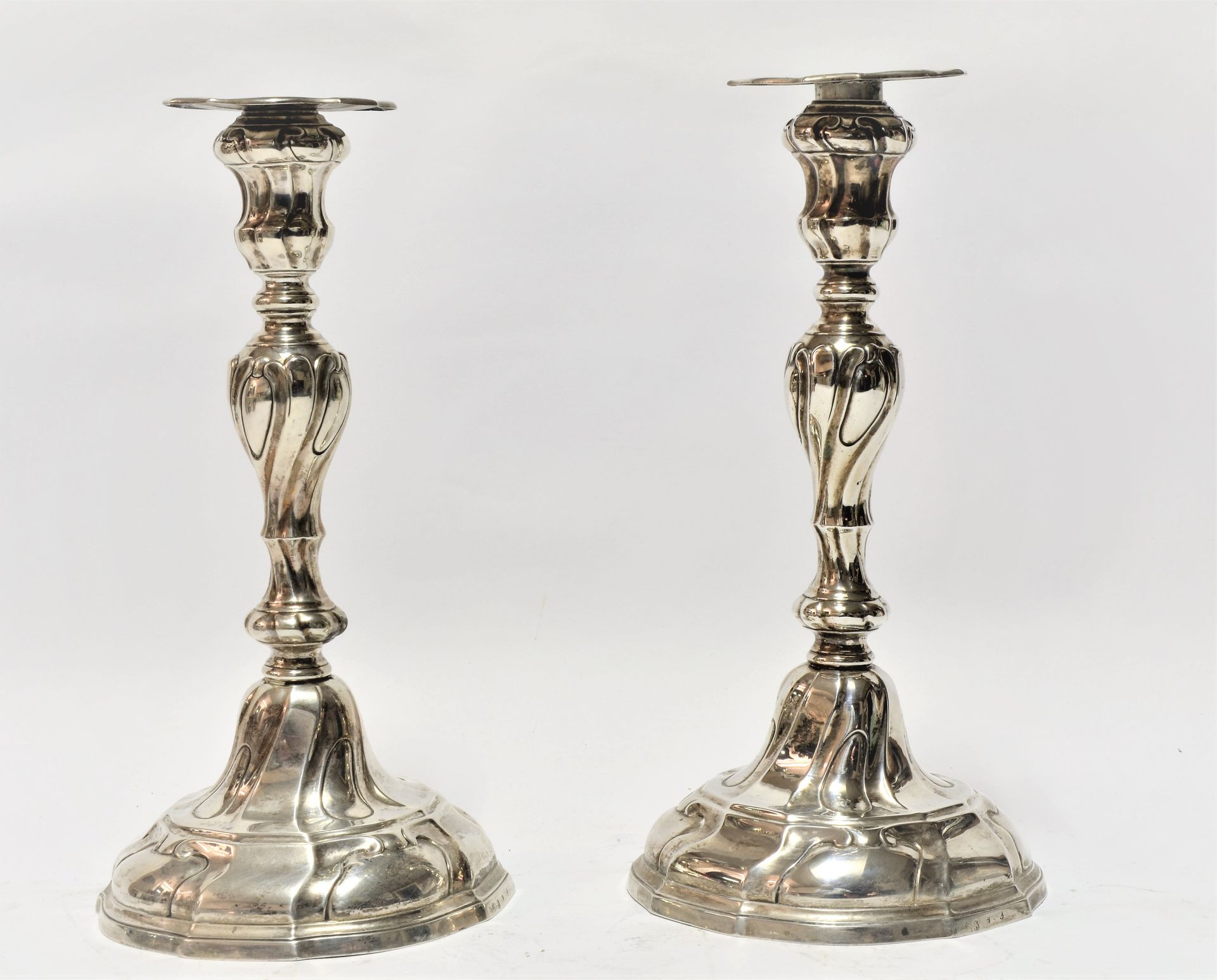 MONS MONS XVIII secolo 
Coppia di torce in argento, forma attorcigliata, marchio&hellip;