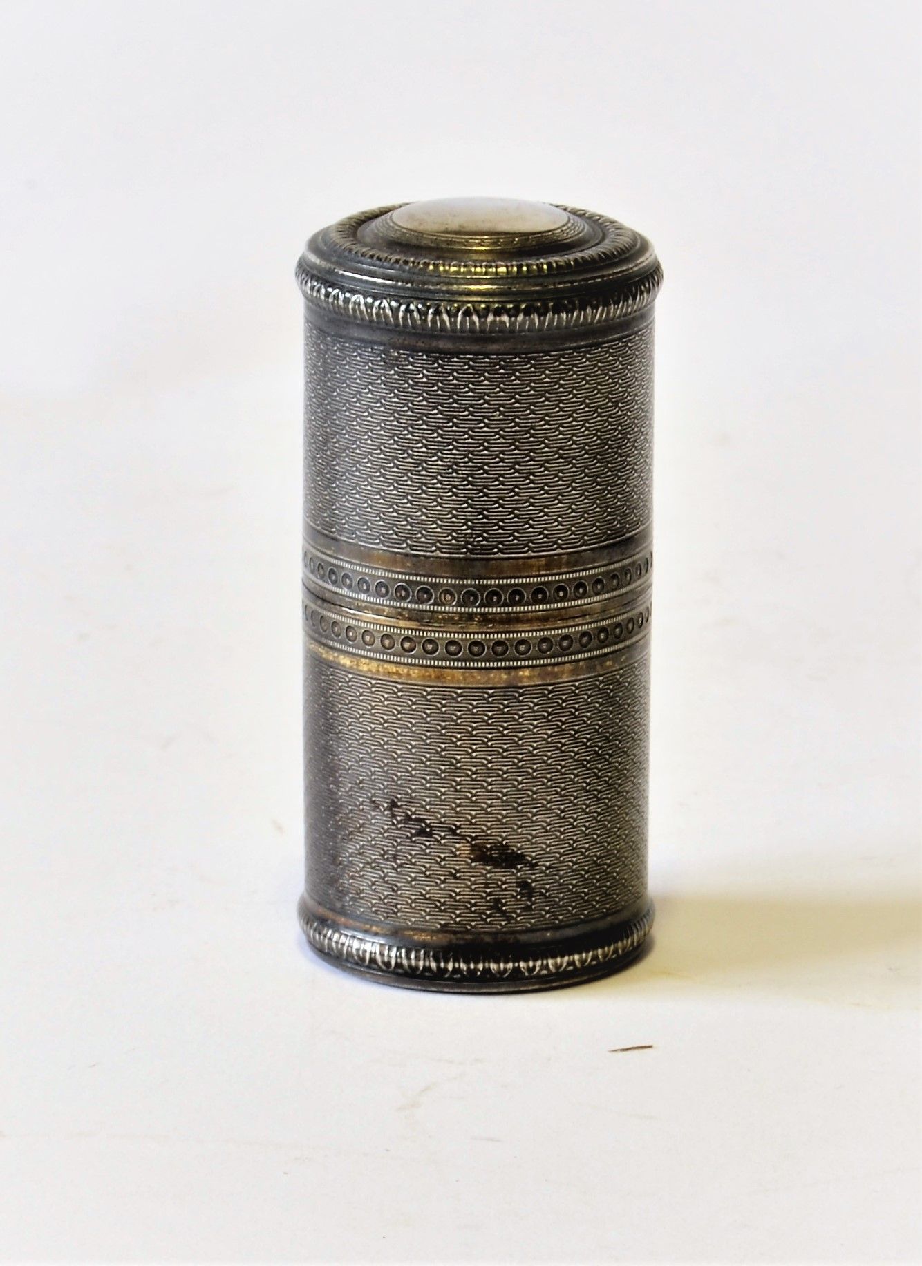 Null 
银色的圆柱形箱子里有三个水晶香水瓶和塞子。内有银质游丝，圆柱形，有扭索纹。米纳瓦头像印记，1838年第1个标题；高7.5厘米