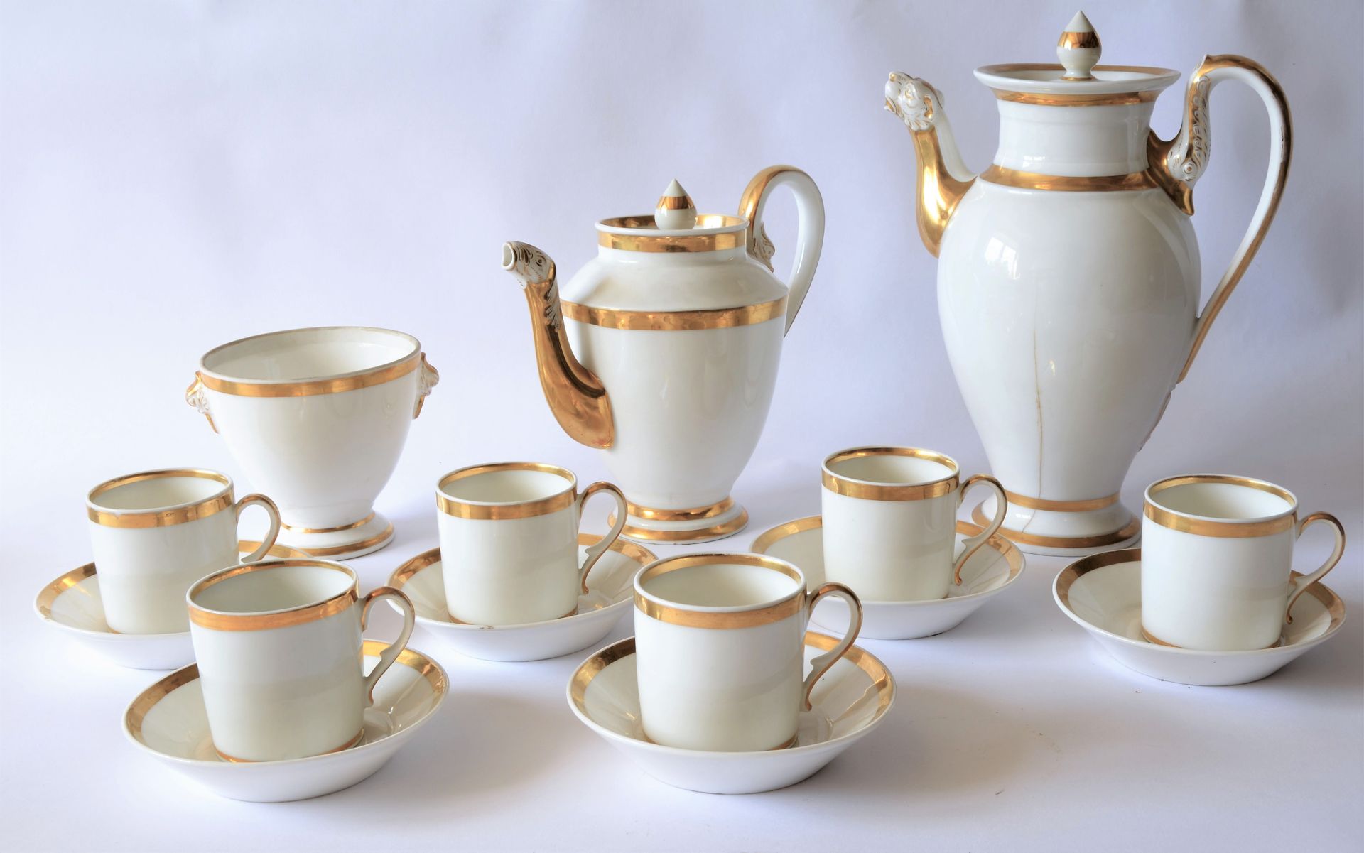 LACOURTILLE LACOURTILLE制造的Locré，18世纪末/19世纪初

咖啡套装包括：咖啡壶（壶身底部有毛），茶壶，糖碗（无盖）六个杯子和碟子&hellip;
