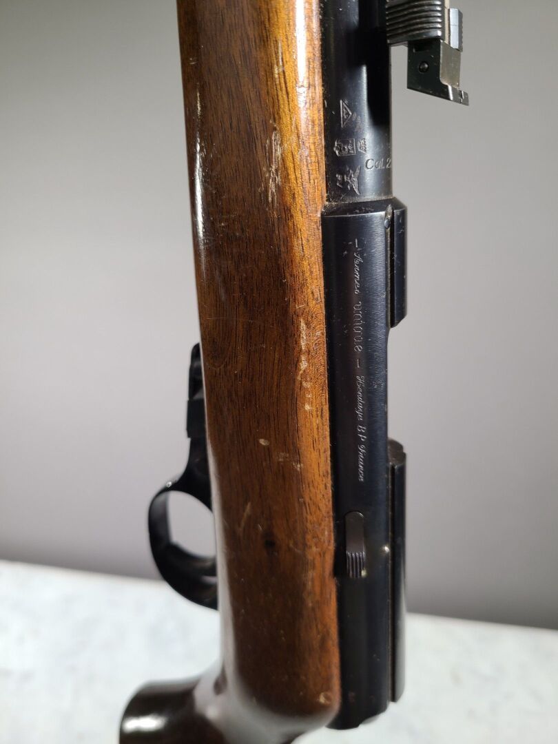 Null 独一无二的亨达耶步枪，22 LR 口径，奥达克斯 "T "型，胡桃木枪托，可调节后瞄准镜和可安装消音器的螺纹枪管。 枪身有轻微损坏，局部氧化。 
如需&hellip;