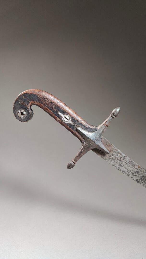 Null 奥斯曼帝国：无标记弯刃沙姆希尔剑。
钢制剑柄。
木质手柄，后重新加工。
氧化。
19 世纪上半叶。