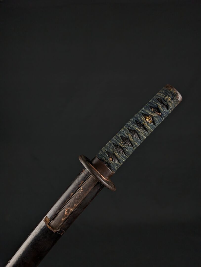 Null 日本：日本短剑，被称为 "Wakisashi"。
剑柄上覆盖有黄貂鱼、编织物和两枚月刃。
刀刃略微弯曲并抛光，丝绸上有签名。
带刀的漆木制剑鞘。
刃长&hellip;