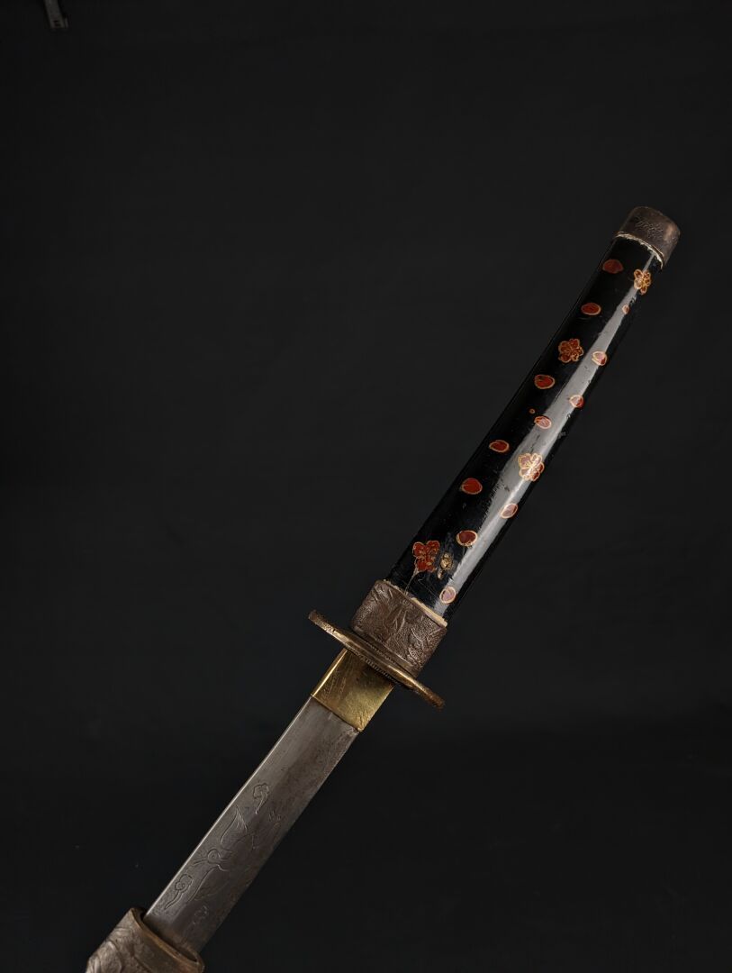 Null Japon: Grand sabre de type Katana.
Monture en bois laqué et peint de motifs&hellip;
