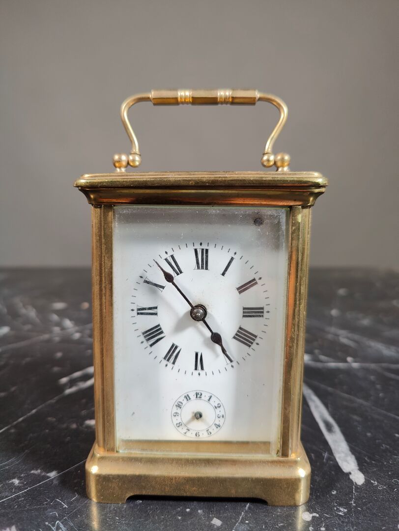 Null Gilt brass officer's clock with column, Roman and Arabic numeral indexes, b&hellip;