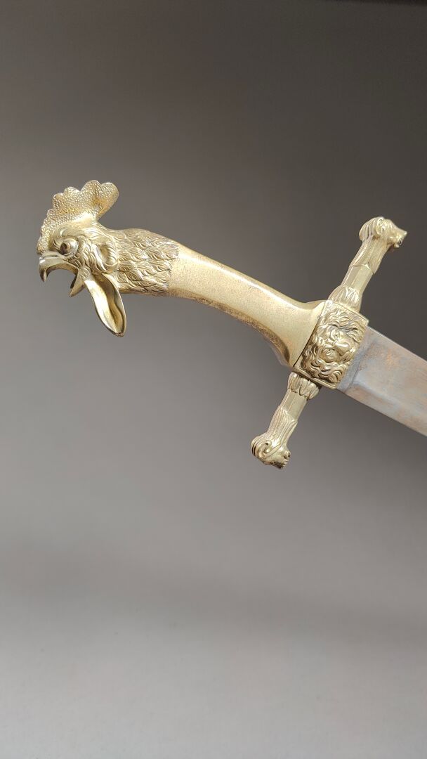 Null 法国：约 1810 年制造的克林根塔尔帝国卫队军刀。
鎏金青铜铸件，鞍座上有嚎叫的公鸡，徽章上有喷砂处理，喇叭形主轴，十字架上有中央狮头结和两个以狮头&hellip;