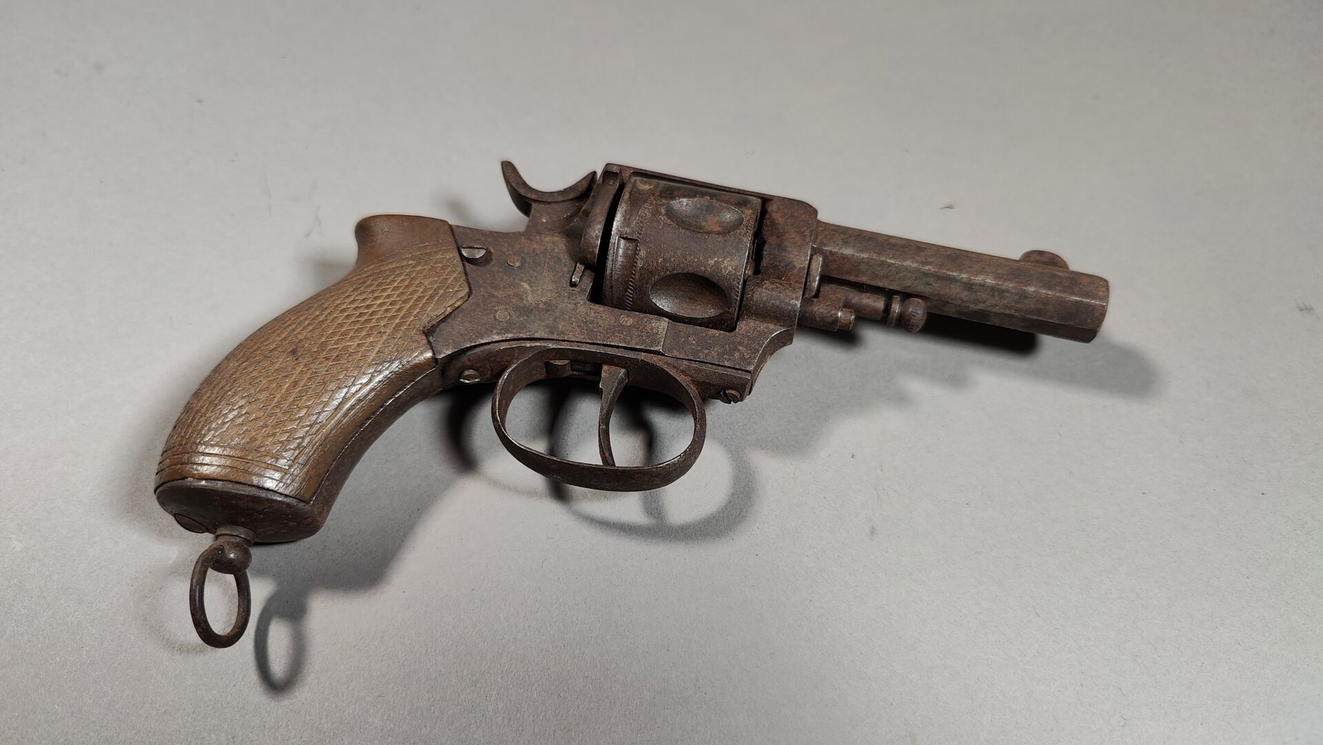 Null Liège revolver in .380 bulldog caliber.
Functional.
Oxidation.