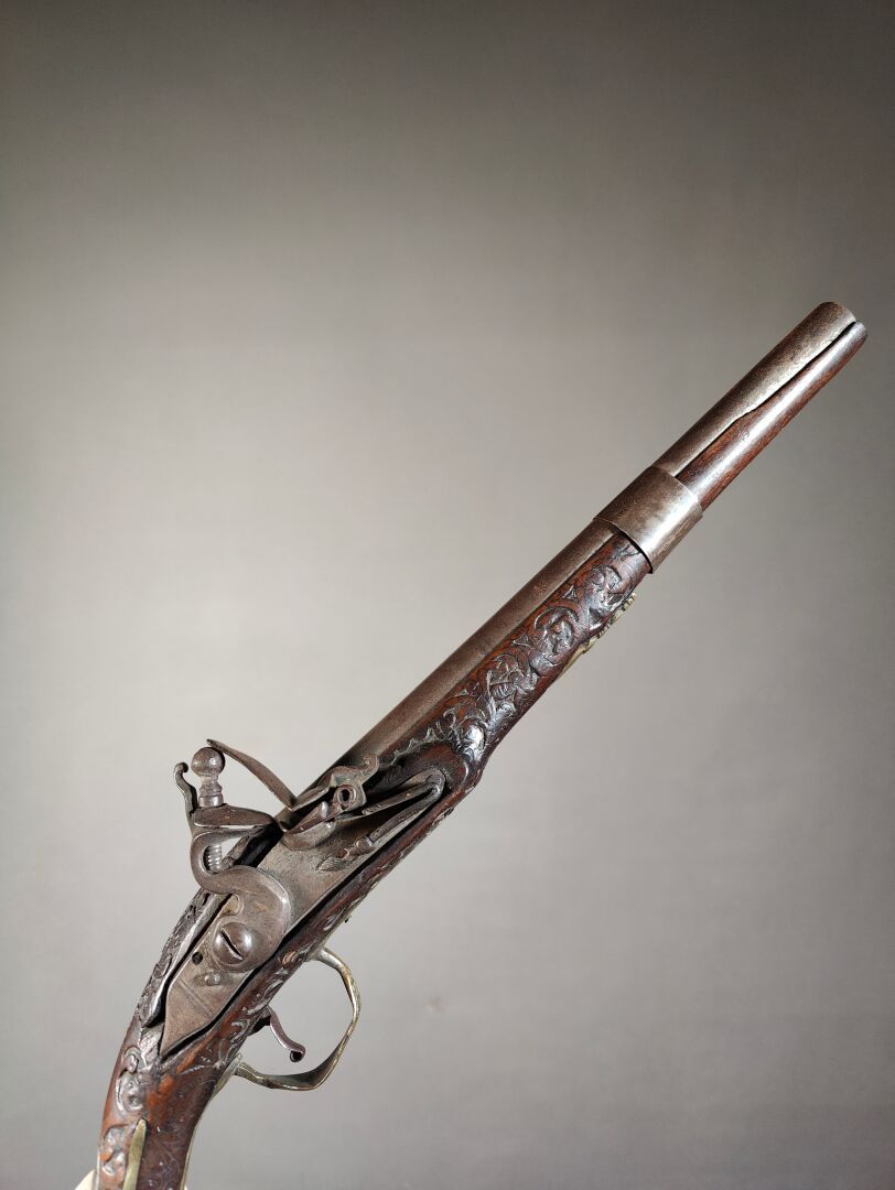 Null Pistolet de cavalerie de fabrication orientale.
Crosse en bois ciselée, par&hellip;