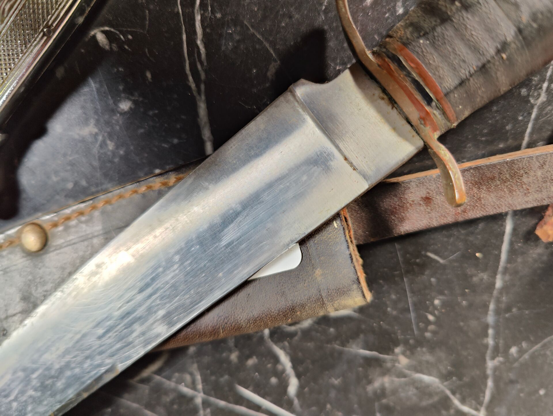 Null 拍品包括一把萨巴蒂尔（Sabatier）匕首和一把索林根（Solingen）邦萨（Bonsa）刀（带涌流刀刃）。