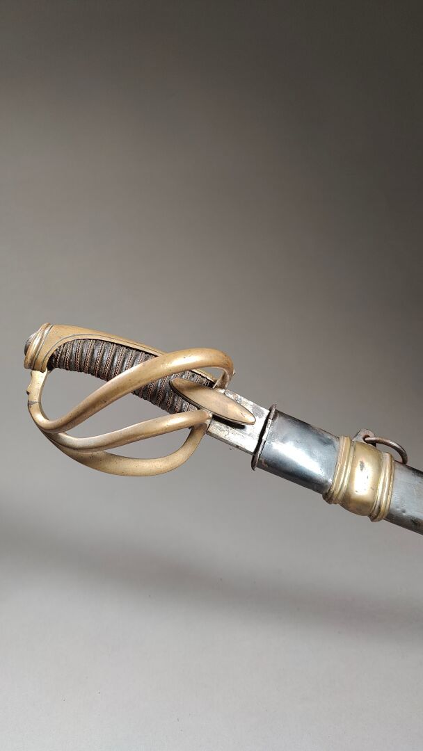 Null 法国：轻骑兵军官军刀 AN IX 型。 
皮革包裹的手柄（有虫蛀痕迹）。 
三棱青铜支架、两个梭形支架和弧形基座（已损坏）。 
弧形平背刀刃，带反刃和&hellip;
