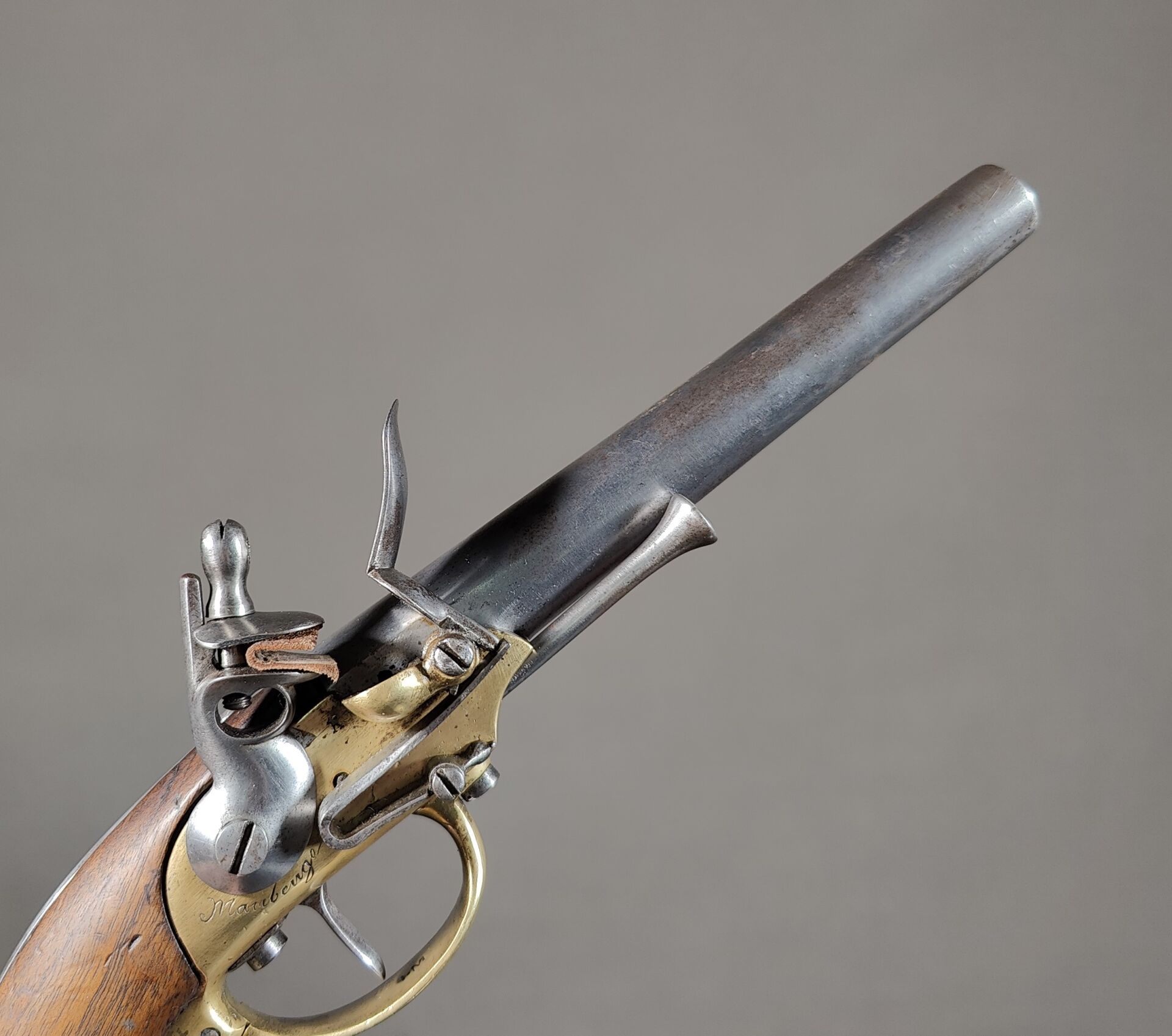 Null Pommel pistol, model 1777.
Round barrel with thunder flats. Brass case, mar&hellip;